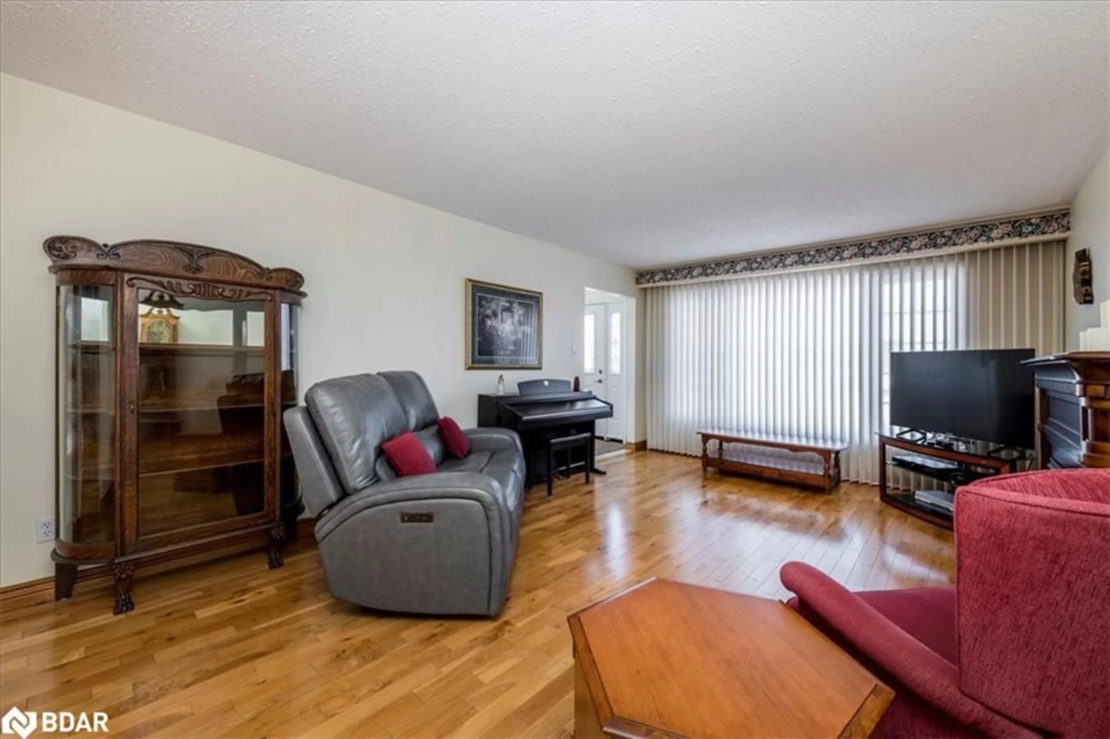 Living room with furniture, wood/laminate floor for 1001 Howard St, Midland Ontario L4R 4P8