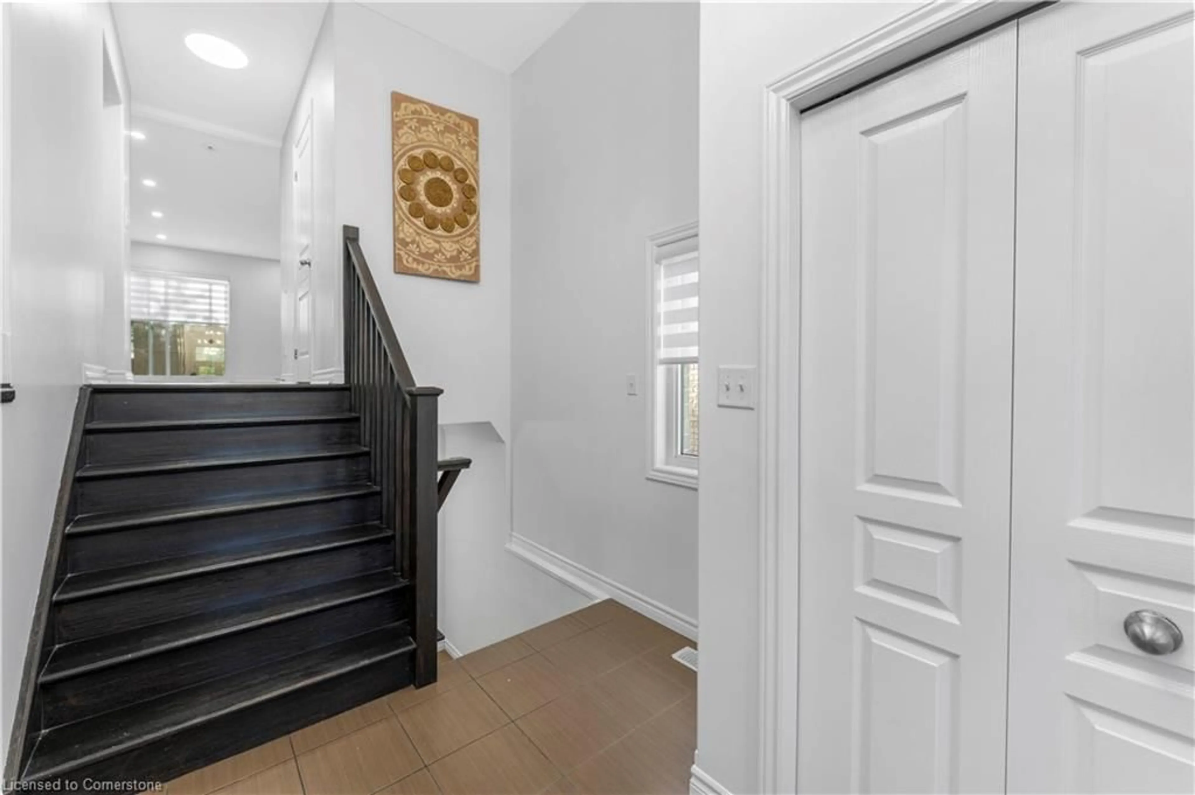 Indoor foyer for 146 New Castle Cres, Kitchener Ontario N2R 1W4
