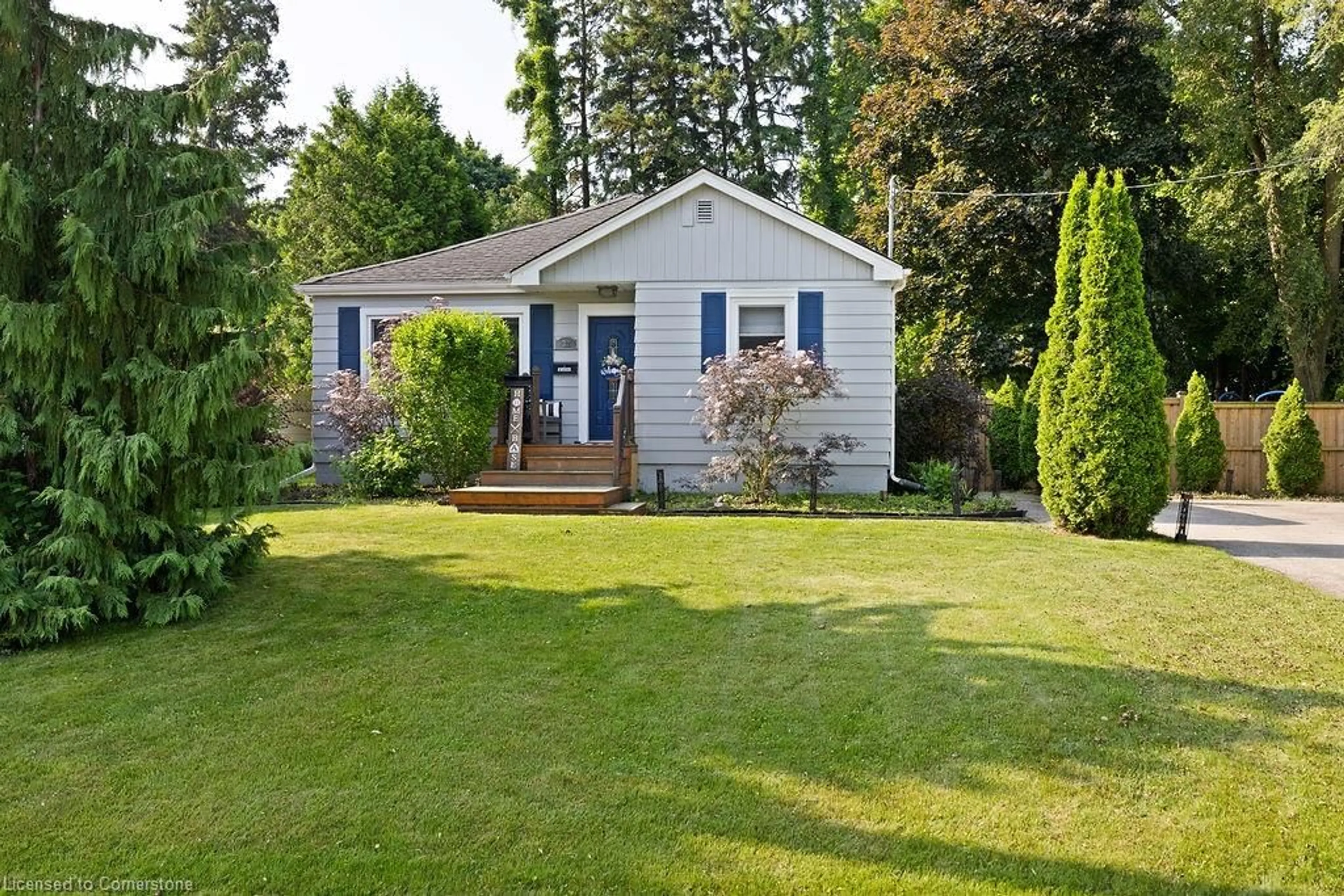 Home with vinyl exterior material, street for 32 Cumming Crt, Ancaster Ontario L9G 1V3