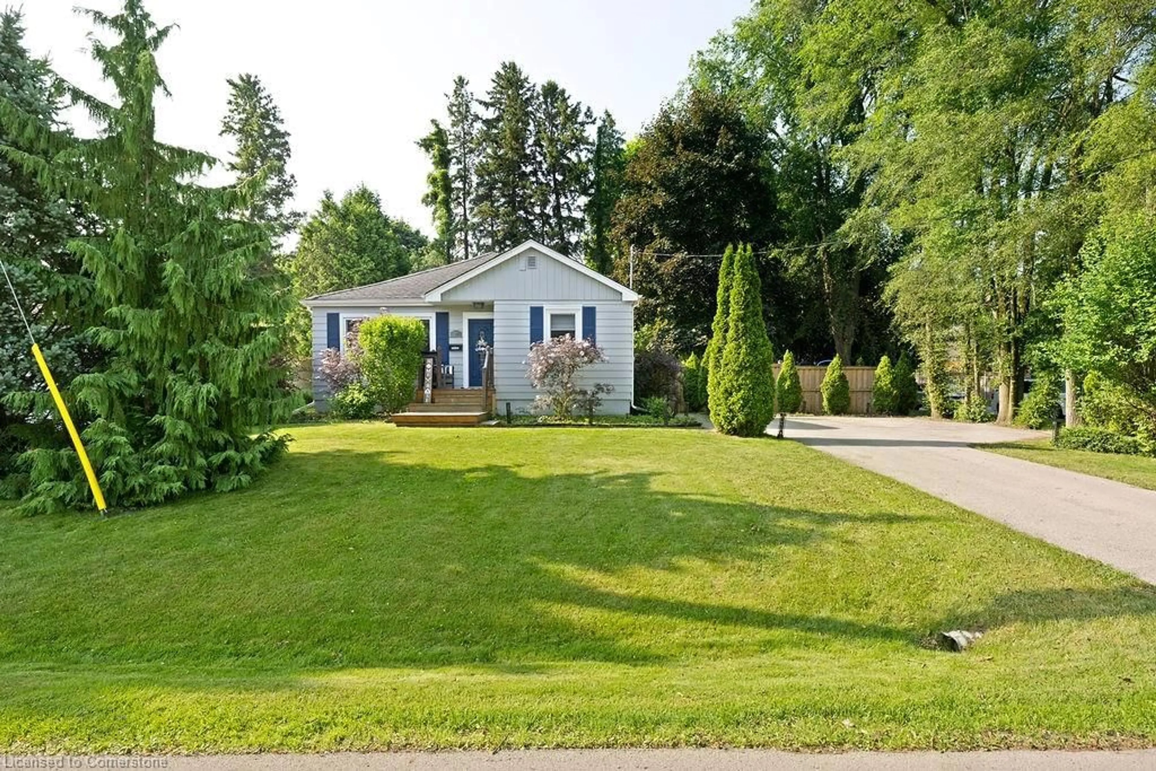 Home with vinyl exterior material, street for 32 Cumming Crt, Ancaster Ontario L9G 1V3