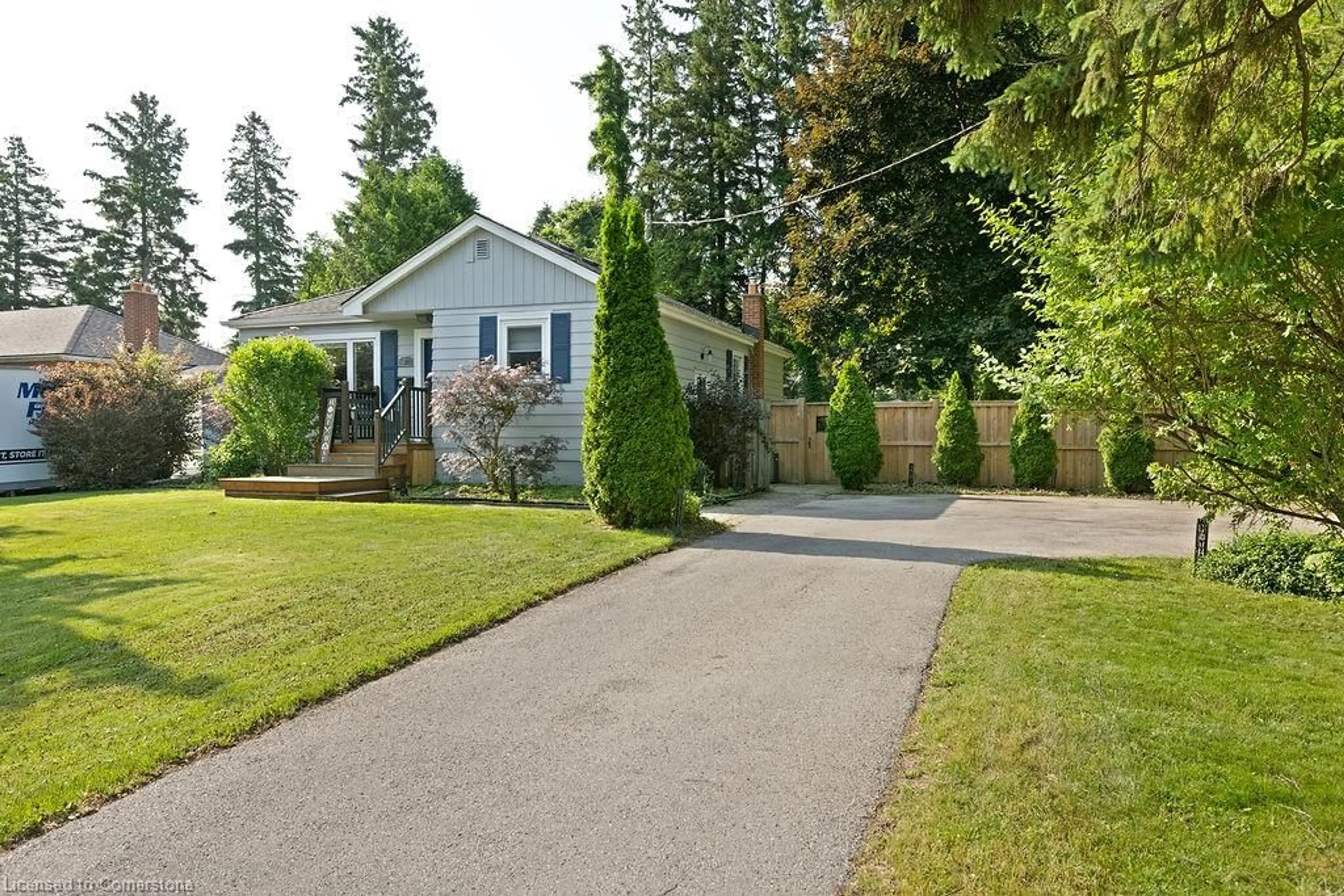 Home with vinyl exterior material, street for 32 Cumming Crt, Ancaster Ontario L9G 1V3