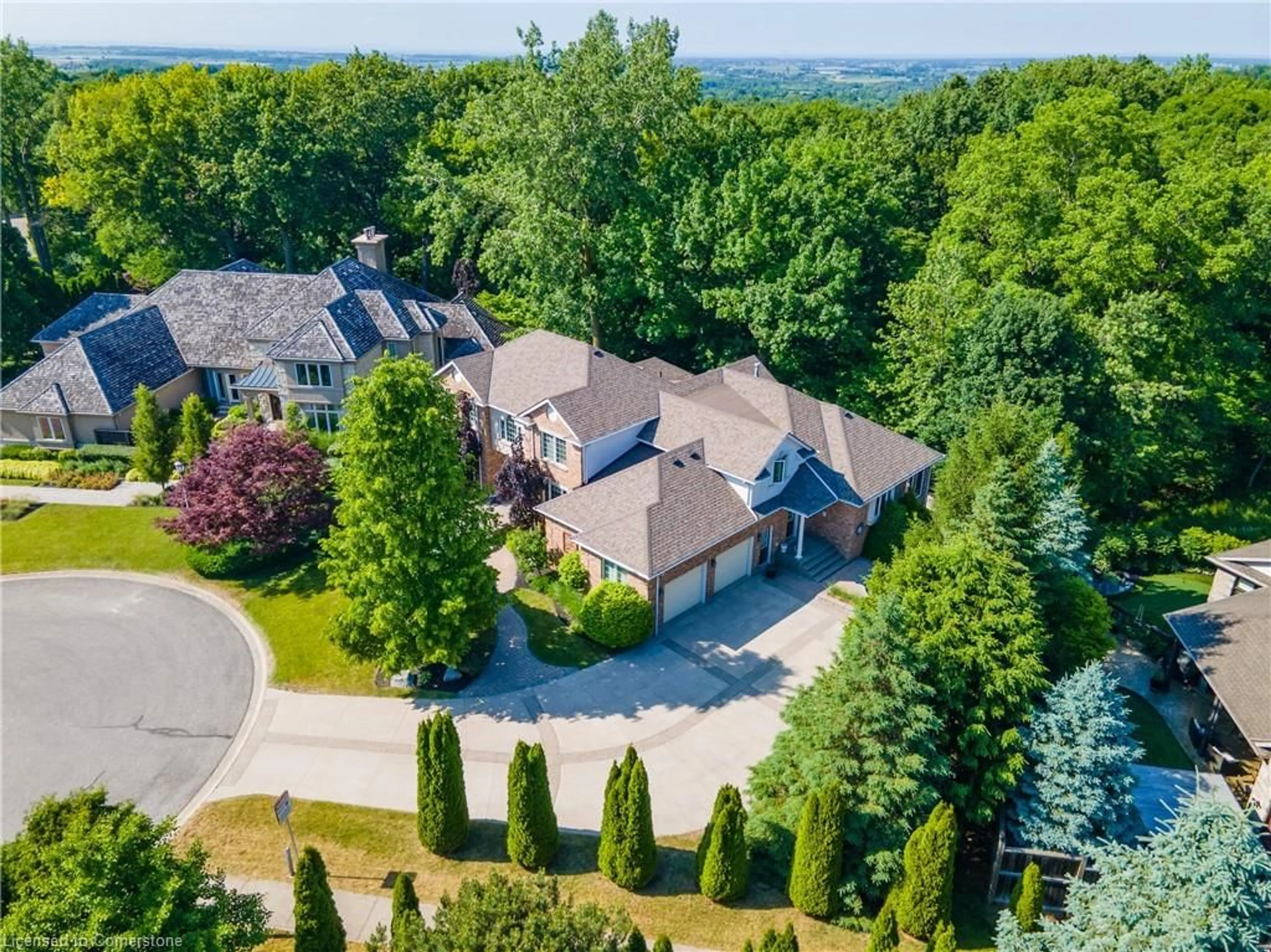 A pic from outside/outdoor area/front of a property/back of a property/a pic from drone, street for 6431 Rockcliffe Estate, Niagara Falls Ontario L2J 4K7