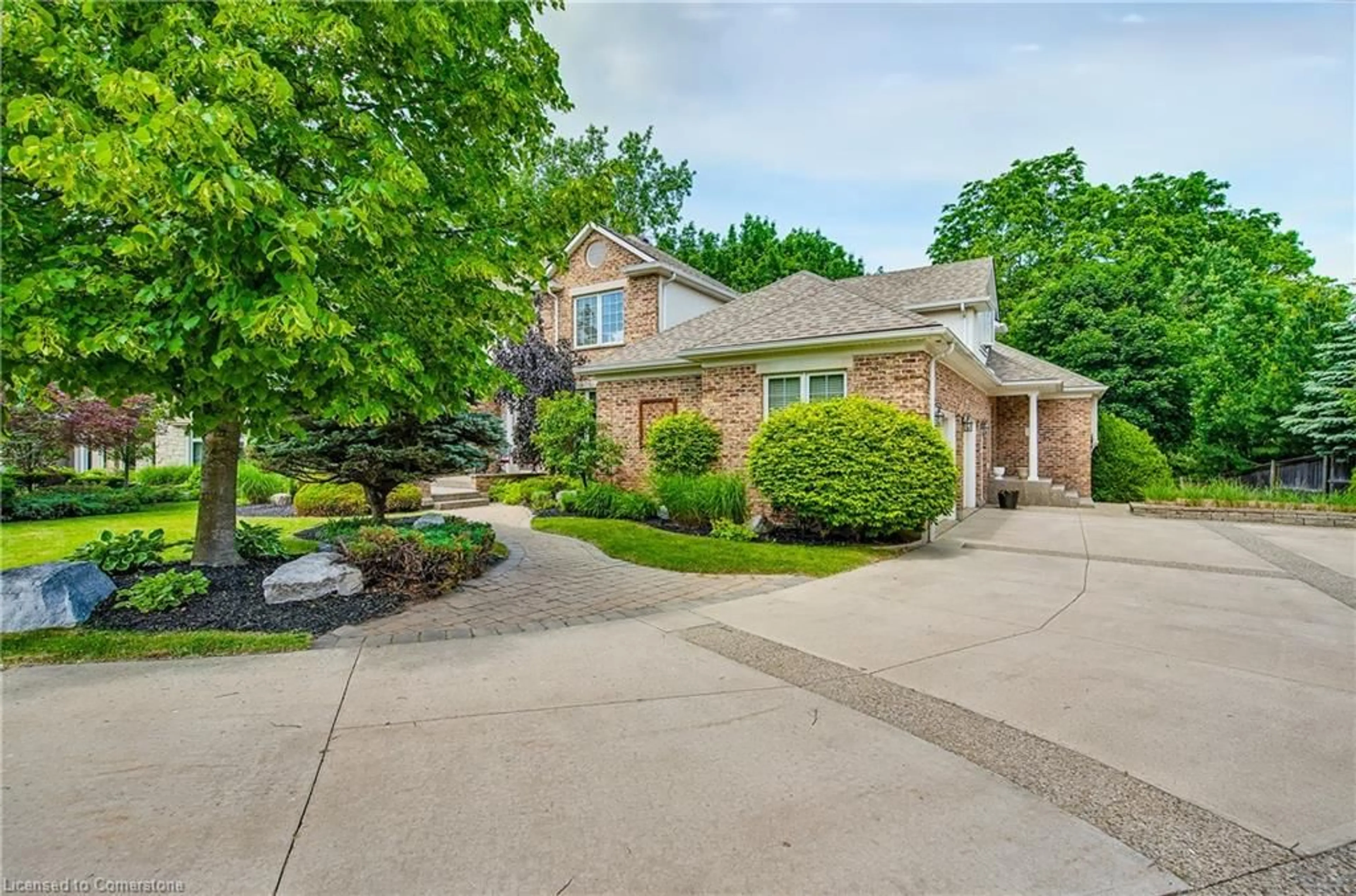 A pic from outside/outdoor area/front of a property/back of a property/a pic from drone, street for 6431 Rockcliffe Estate, Niagara Falls Ontario L2J 4K7