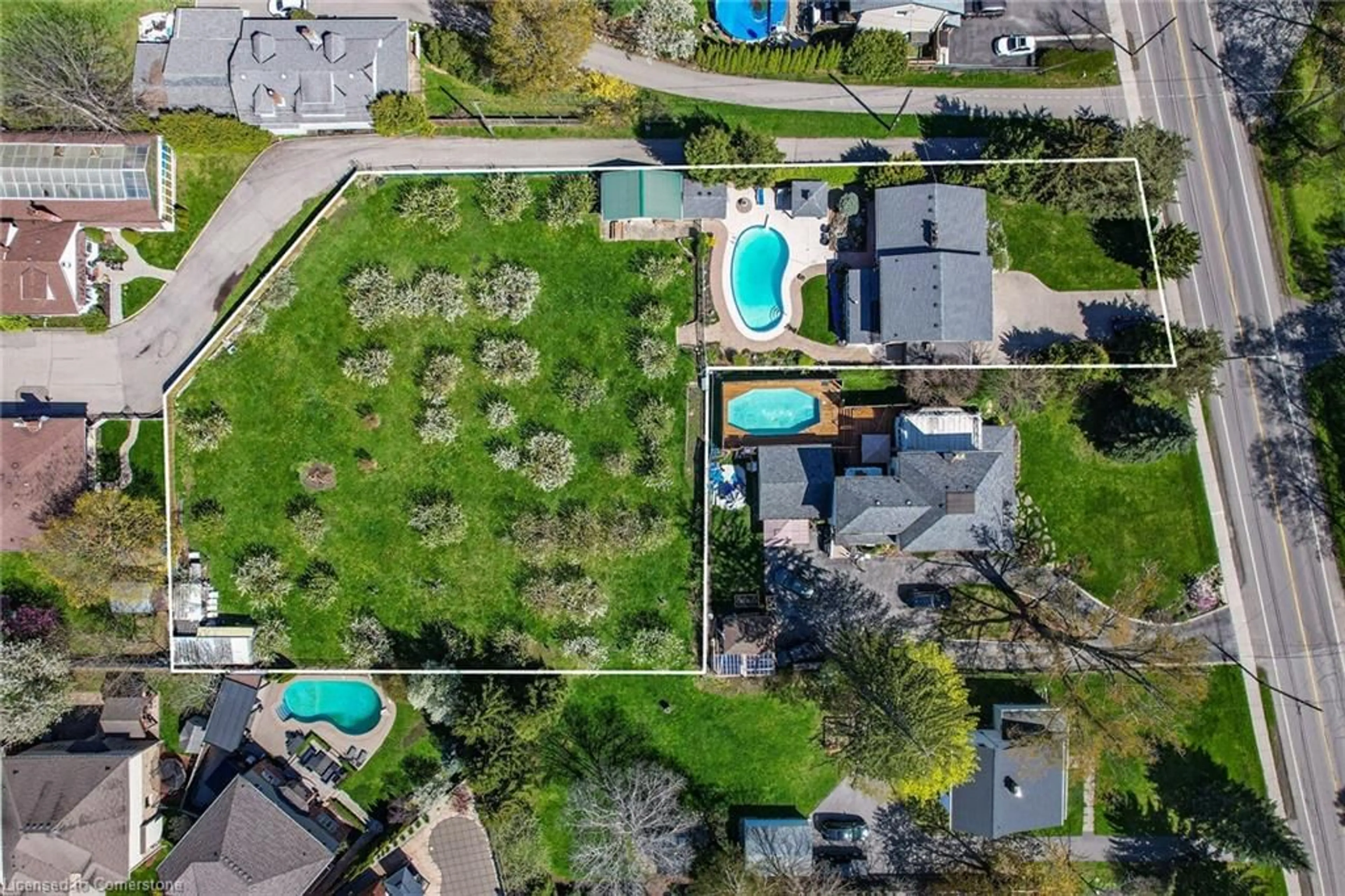 A pic from outside/outdoor area/front of a property/back of a property/a pic from drone, street for 280A Main St, Grimsby Ontario L3M 1S4