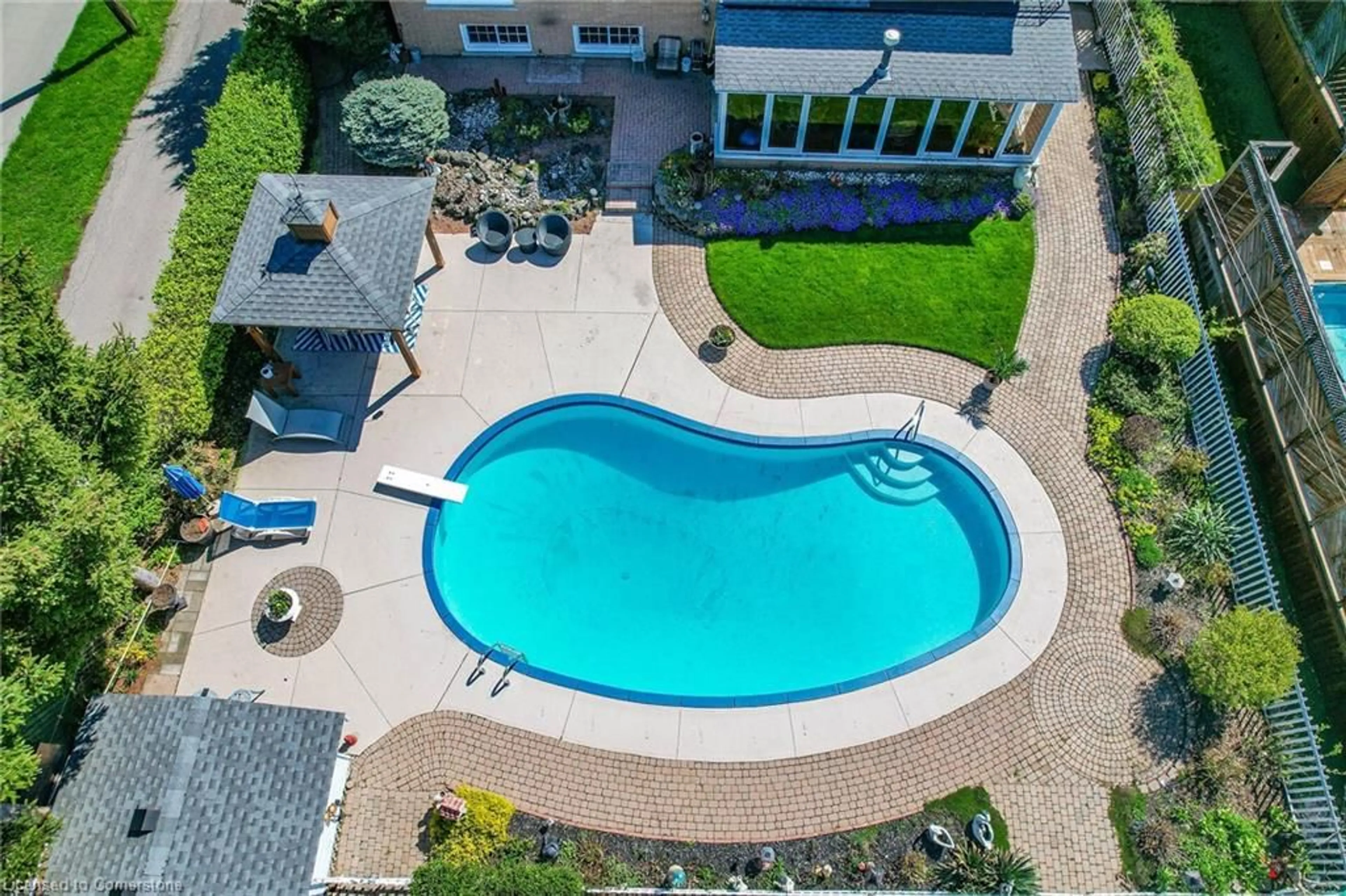 A pic from outside/outdoor area/front of a property/back of a property/a pic from drone, water/lake/river/ocean view for 280A Main St, Grimsby Ontario L3M 1S4