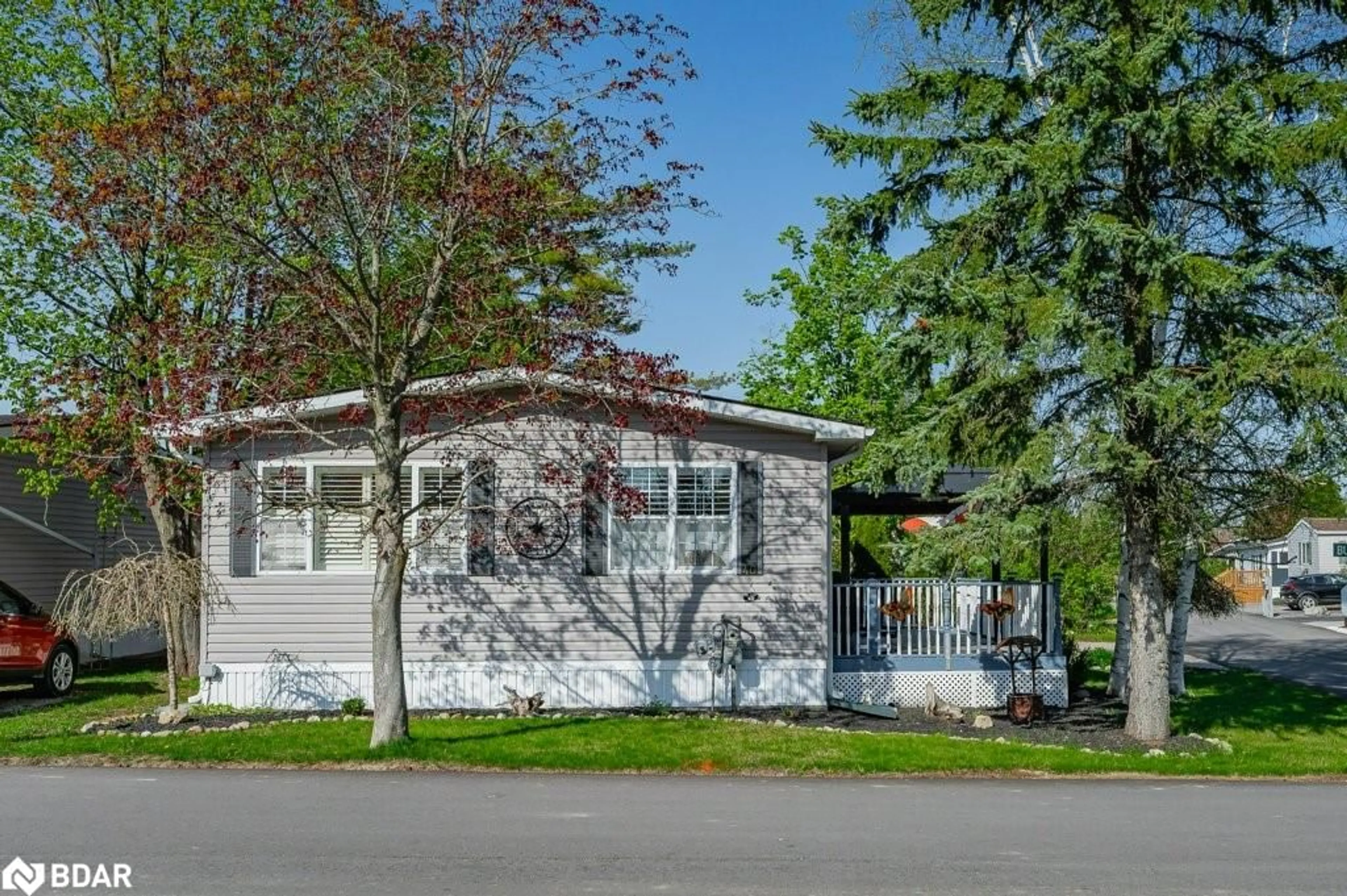 Home with vinyl exterior material, street for 40 Bullfrog Dr, Puslinch Ontario N0B 2J0