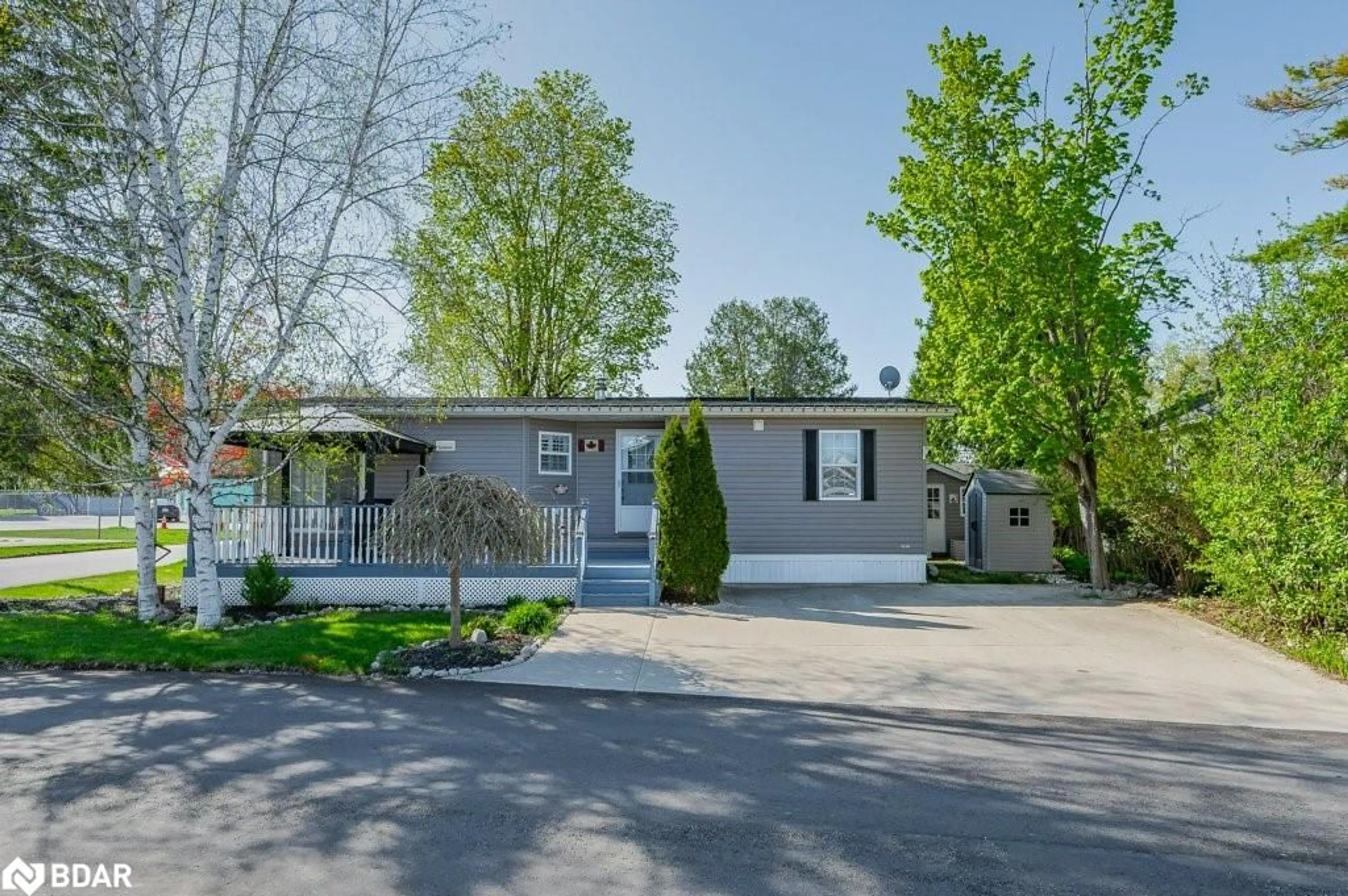 Home with vinyl exterior material, street for 40 Bullfrog Dr, Puslinch Ontario N0B 2J0