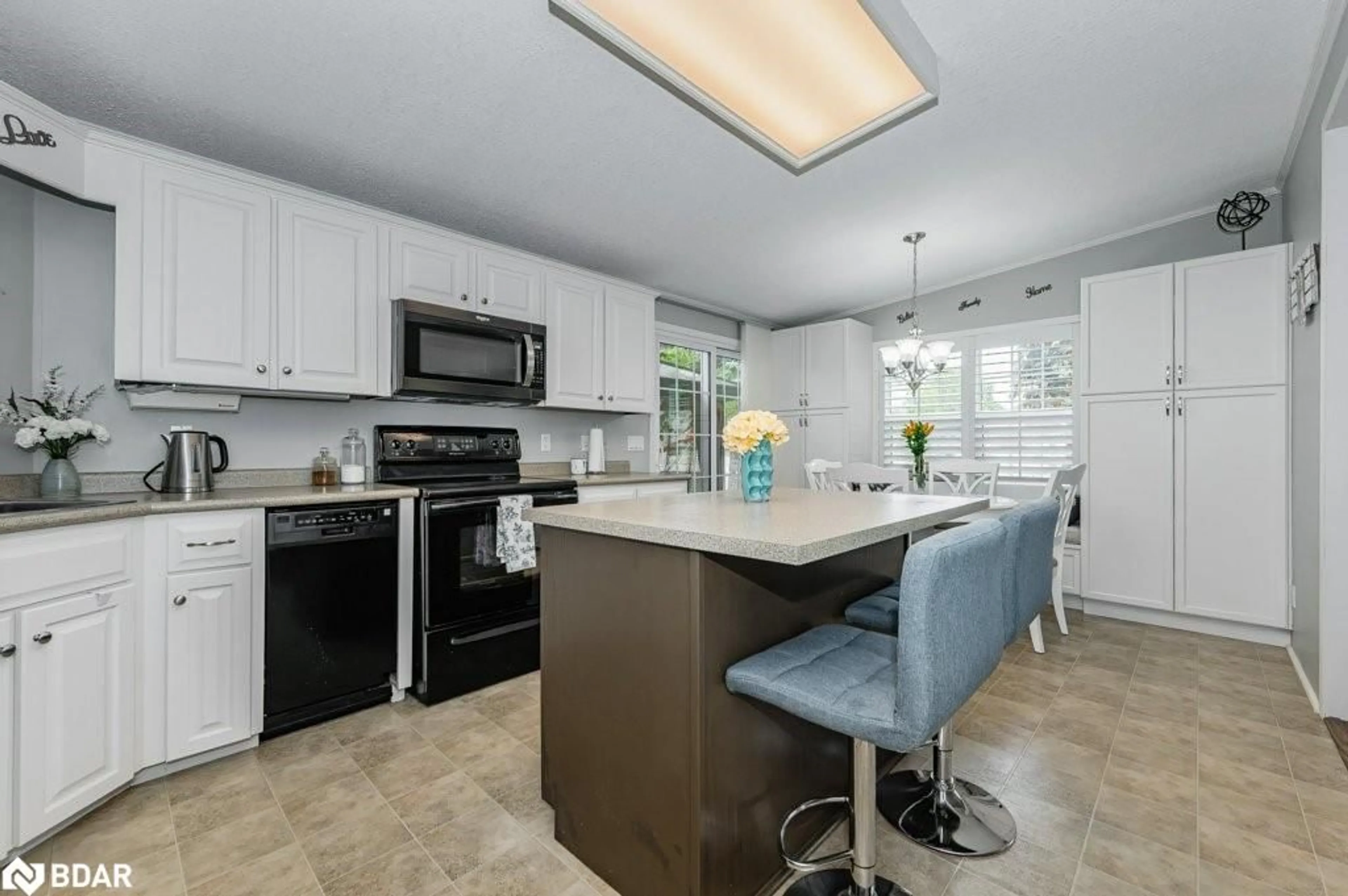 Open concept kitchen, ceramic/tile floor for 40 Bullfrog Dr, Puslinch Ontario N0B 2J0