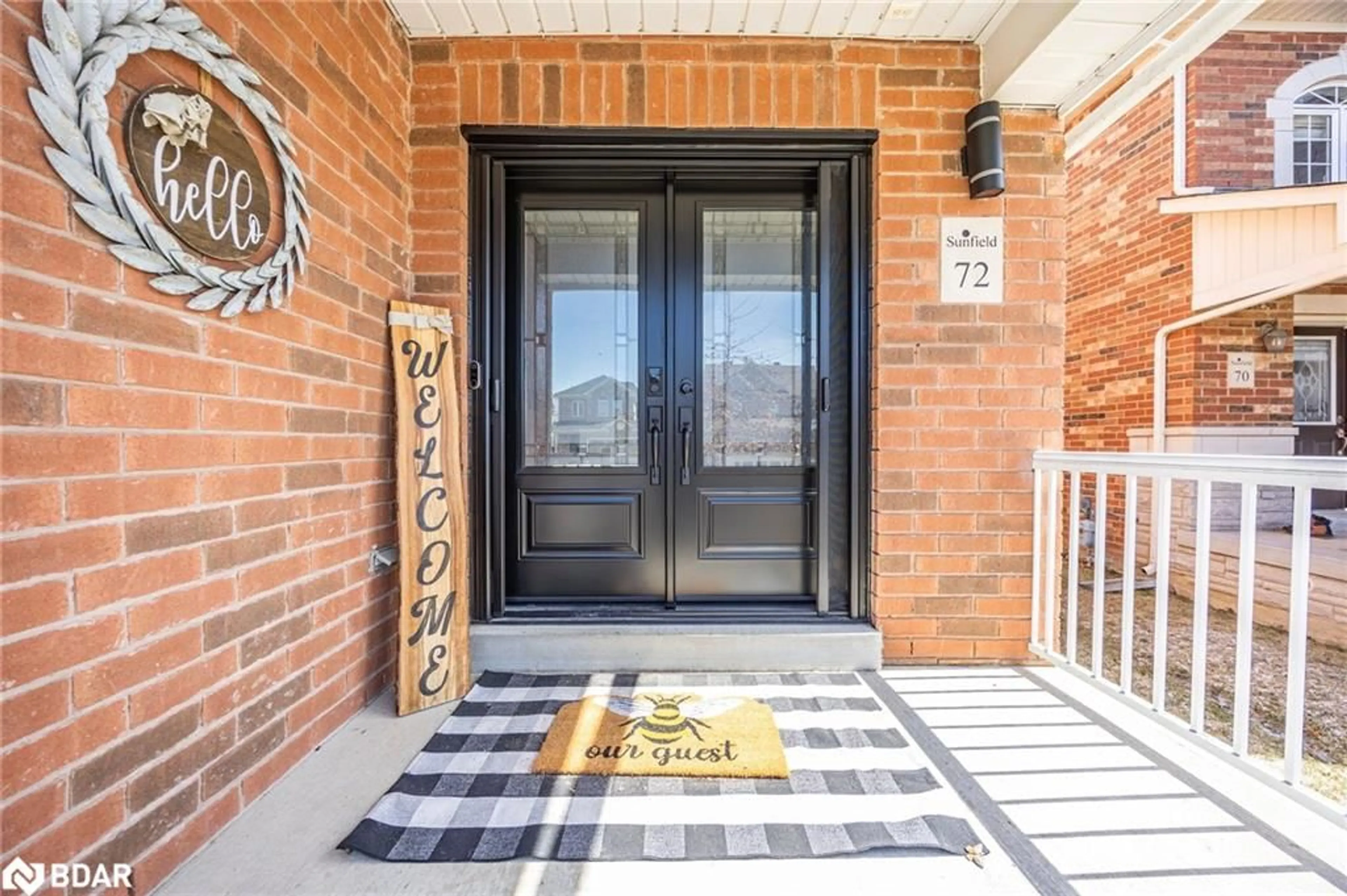 Indoor entryway for 72 Lake Cres, Barrie Ontario L4N 6A6