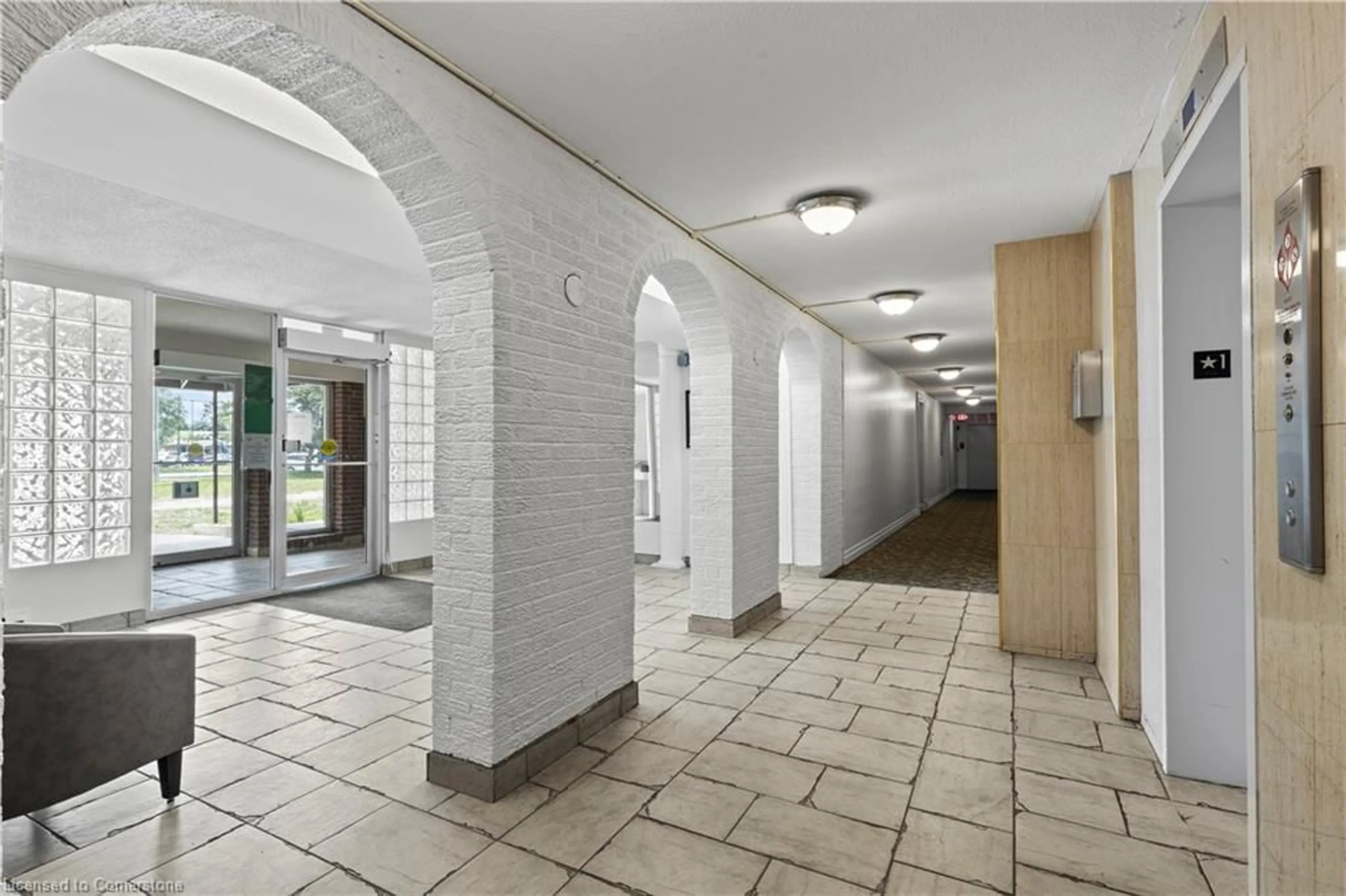 Indoor foyer for 851 Queenston Rd #105, Hamilton Ontario L8G 1B4