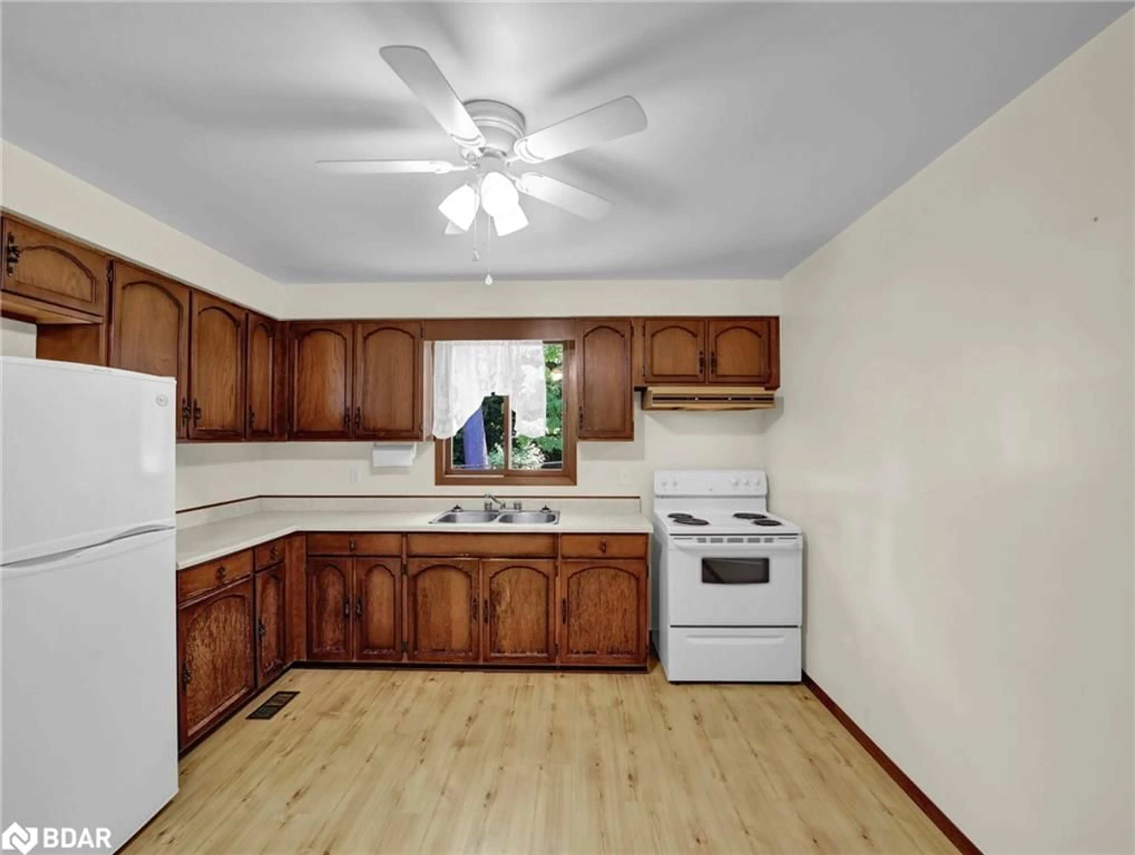 Standard kitchen, wood/laminate floor for 11 Glenda St, Simcoe Ontario N3Y 4T3