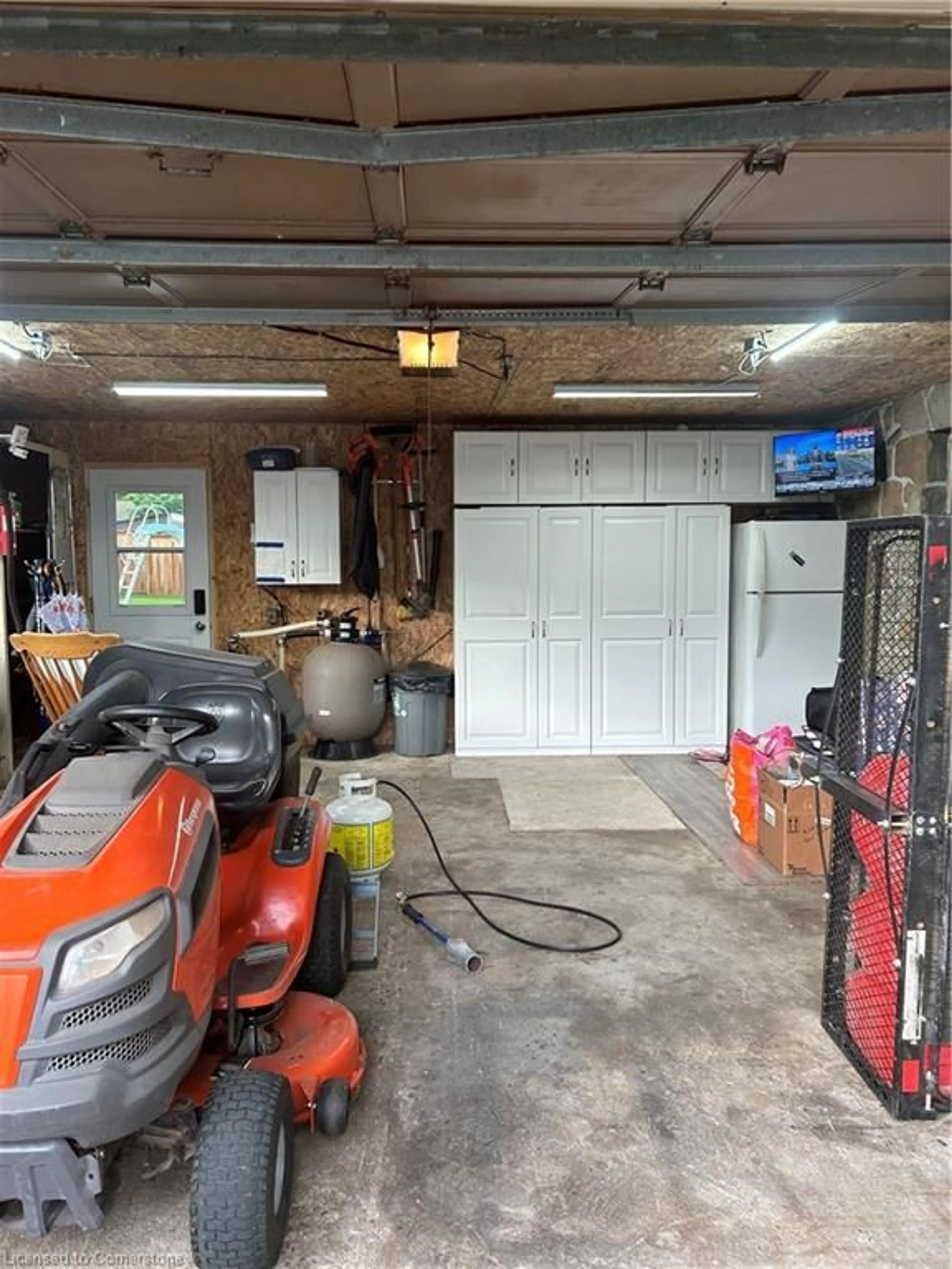 Indoor garage for 34 Queensway Dr, Brantford Ontario N3R 4W5