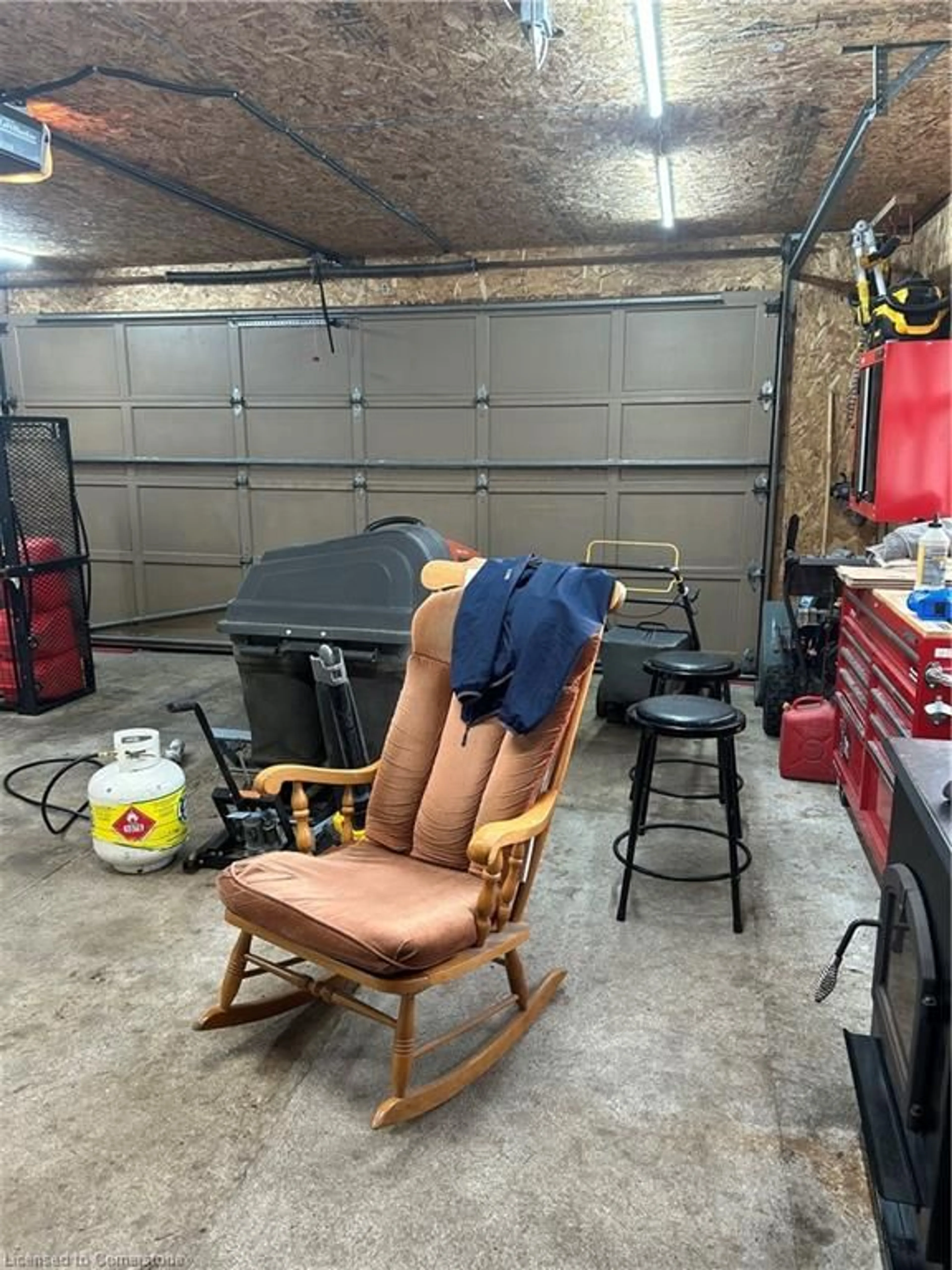 Indoor garage for 34 Queensway Dr, Brantford Ontario N3R 4W5