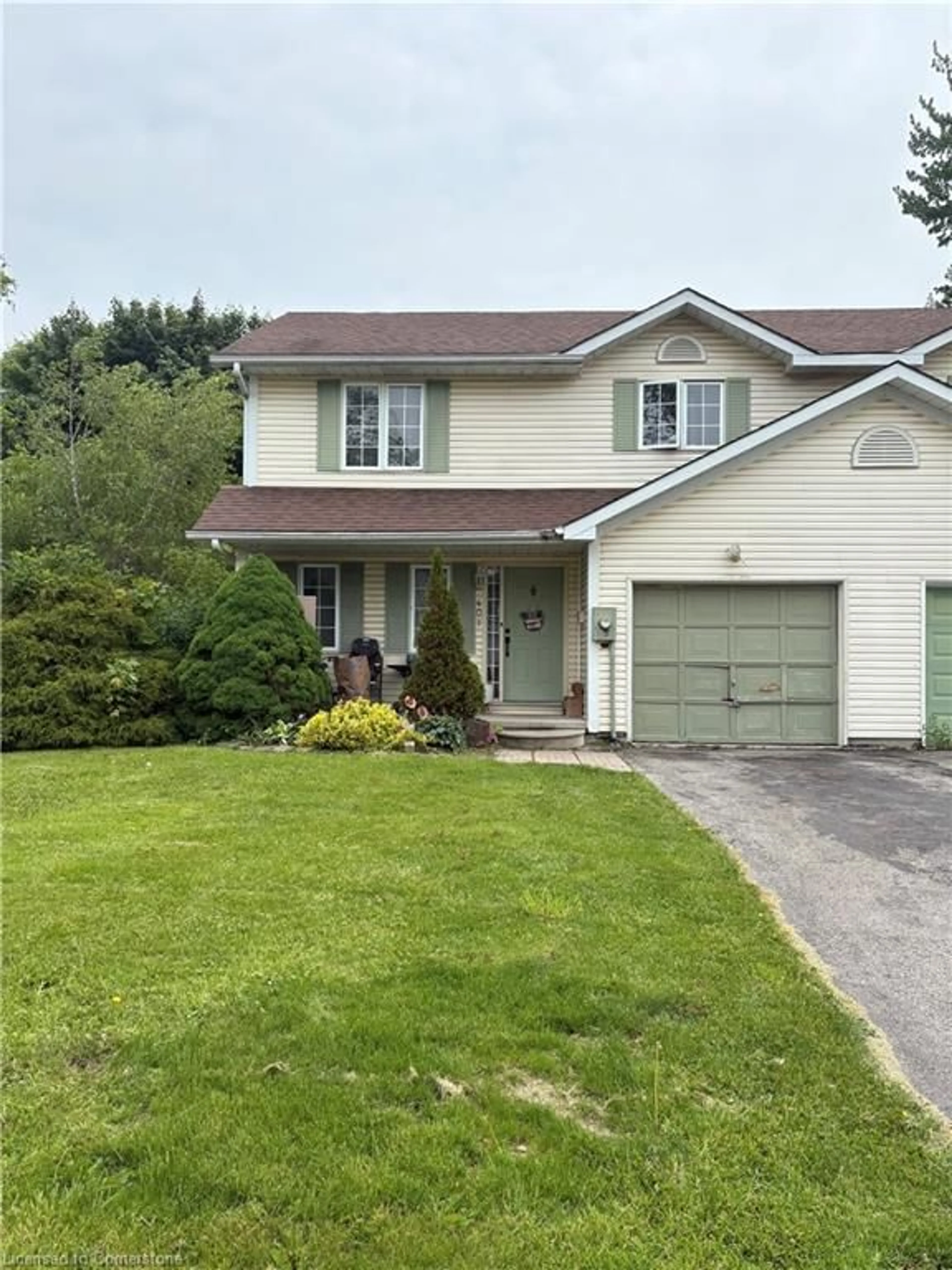 Home with vinyl exterior material, street for 407 Tamarac St, Dunnville Ontario N1A 2C9