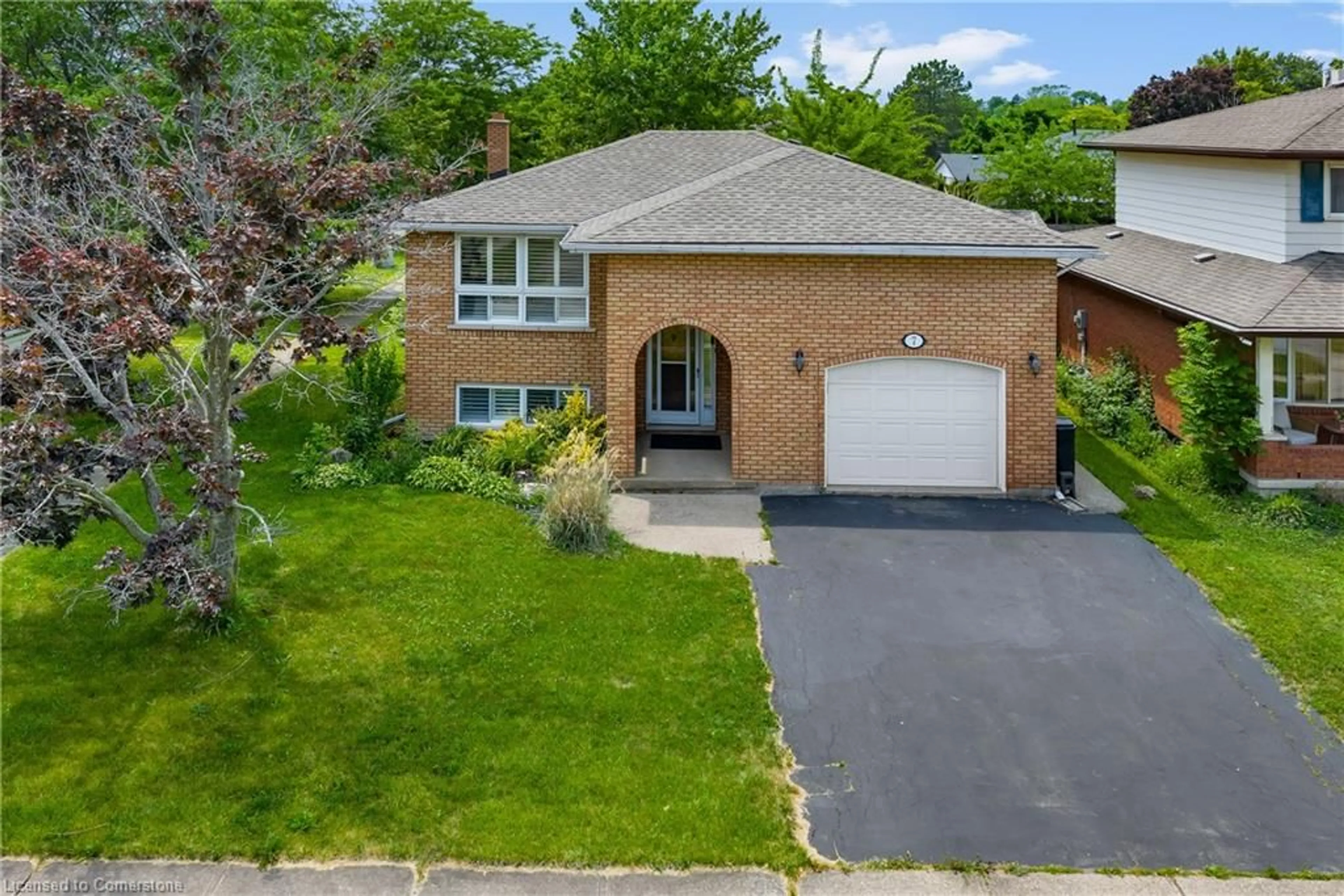 A pic from outside/outdoor area/front of a property/back of a property/a pic from drone, street for 7 Canora Crt, Welland Ontario L3C 6H7