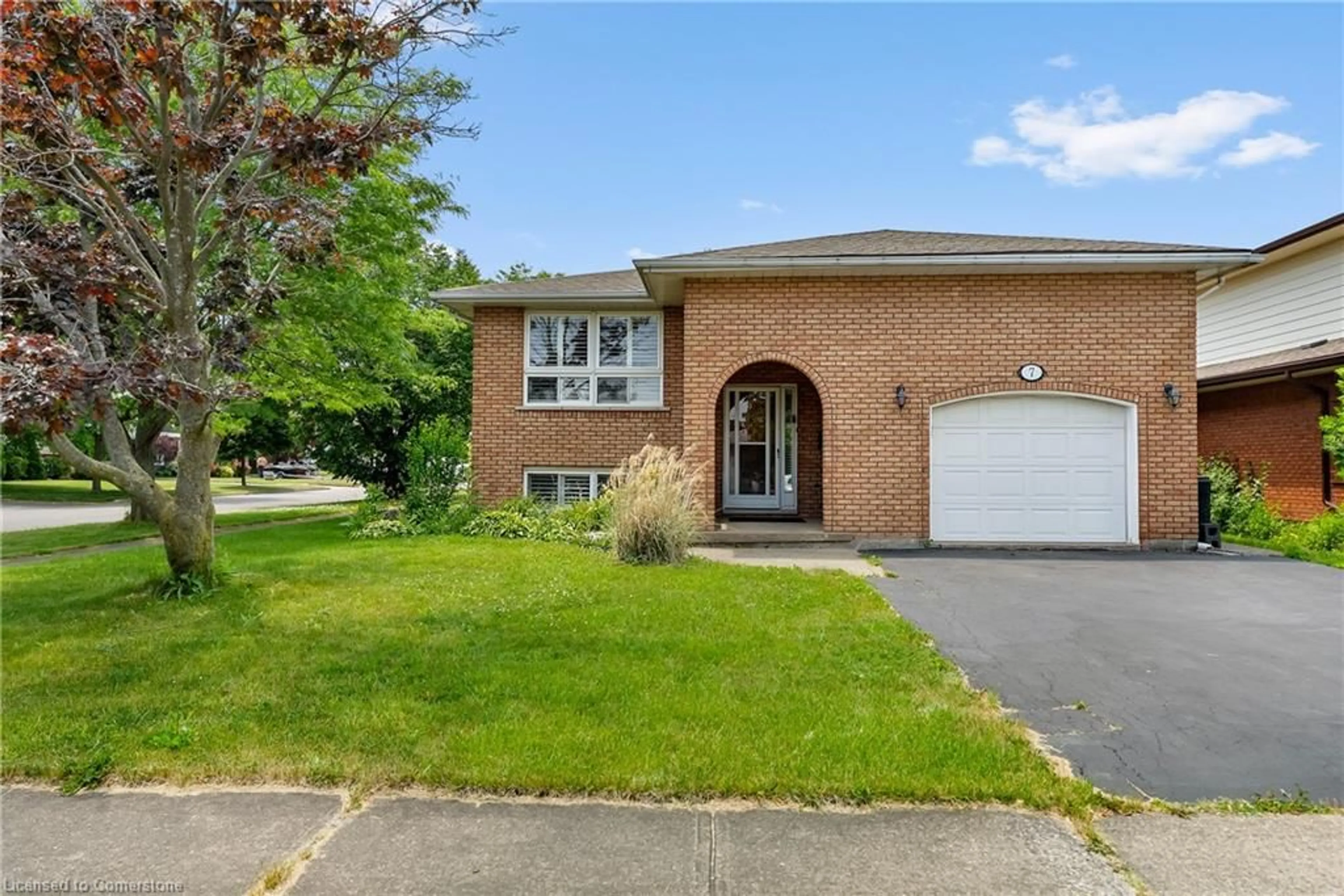 Home with brick exterior material, street for 7 Canora Crt, Welland Ontario L3C 6H7