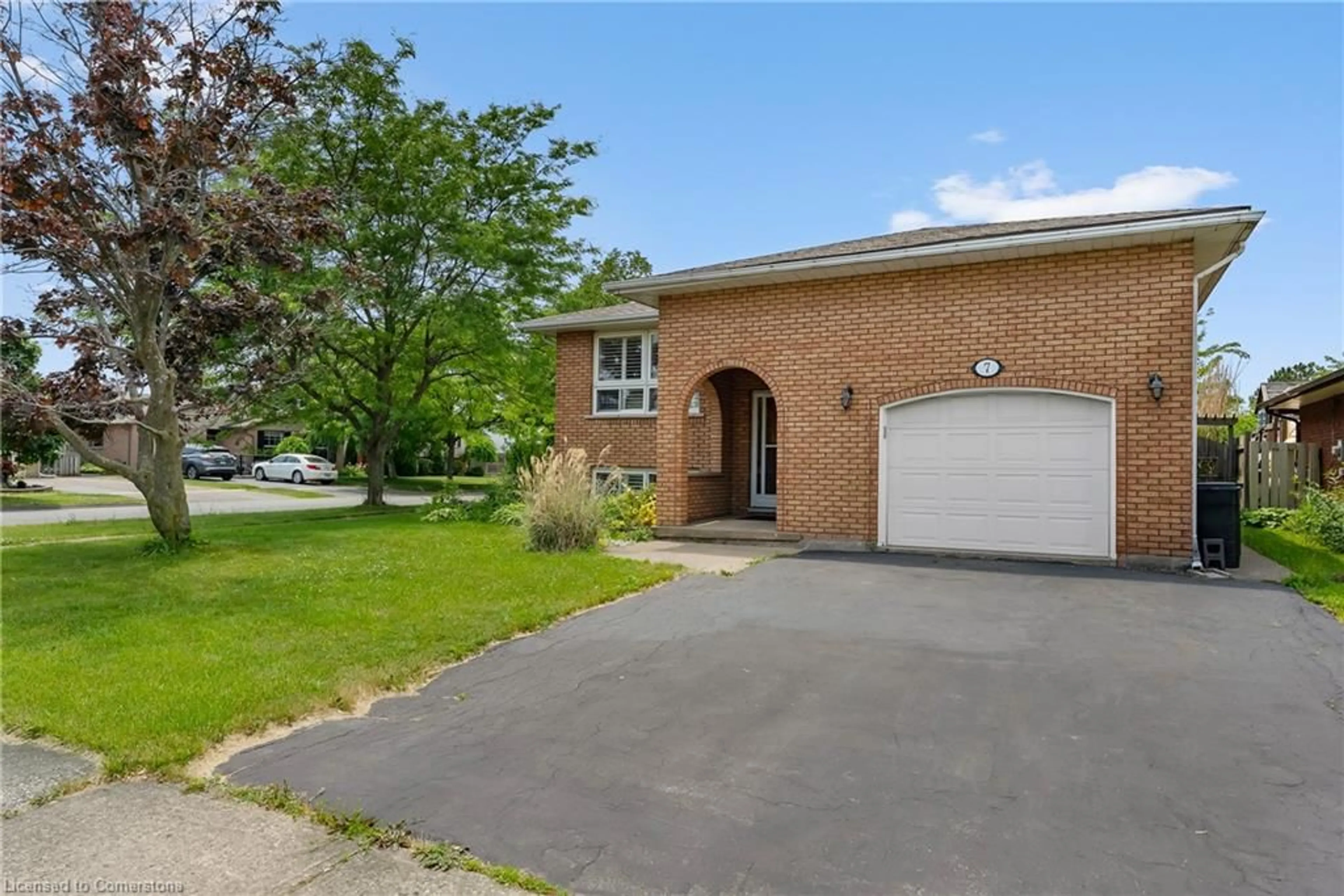 Home with brick exterior material, street for 7 Canora Crt, Welland Ontario L3C 6H7