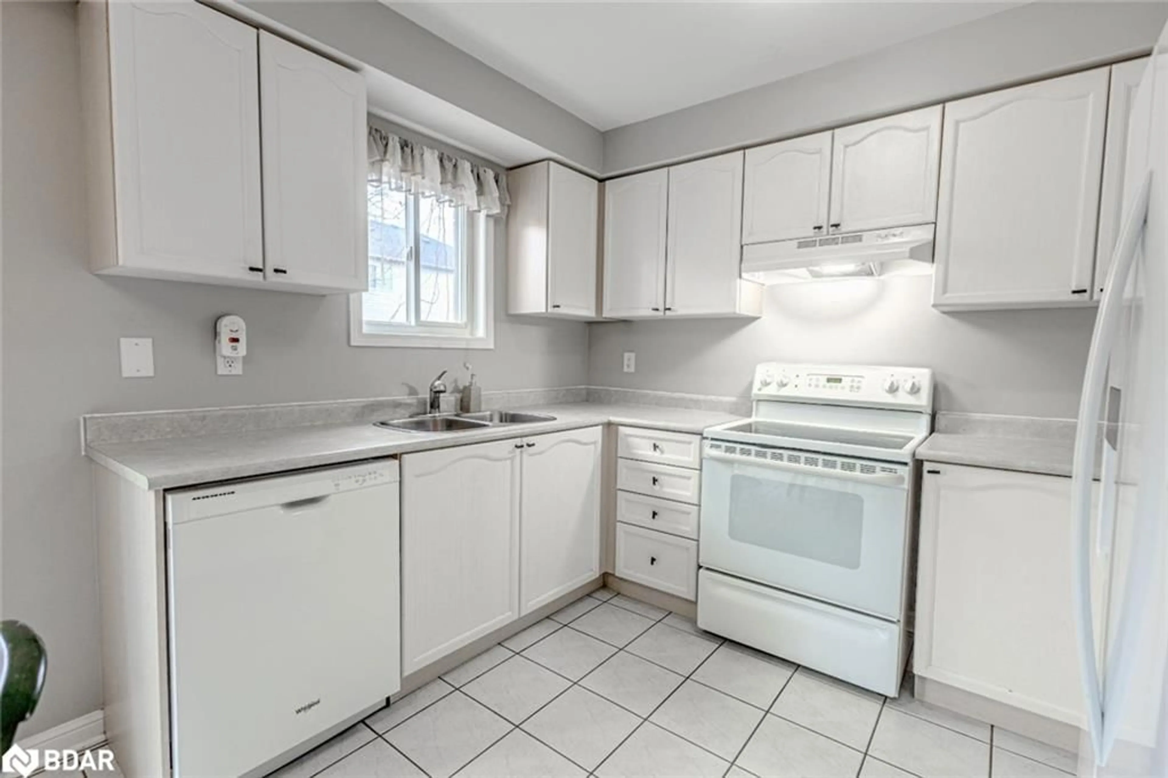 Standard kitchen, unknown for 71 Pringle Dr, Barrie Ontario L4N 0R2