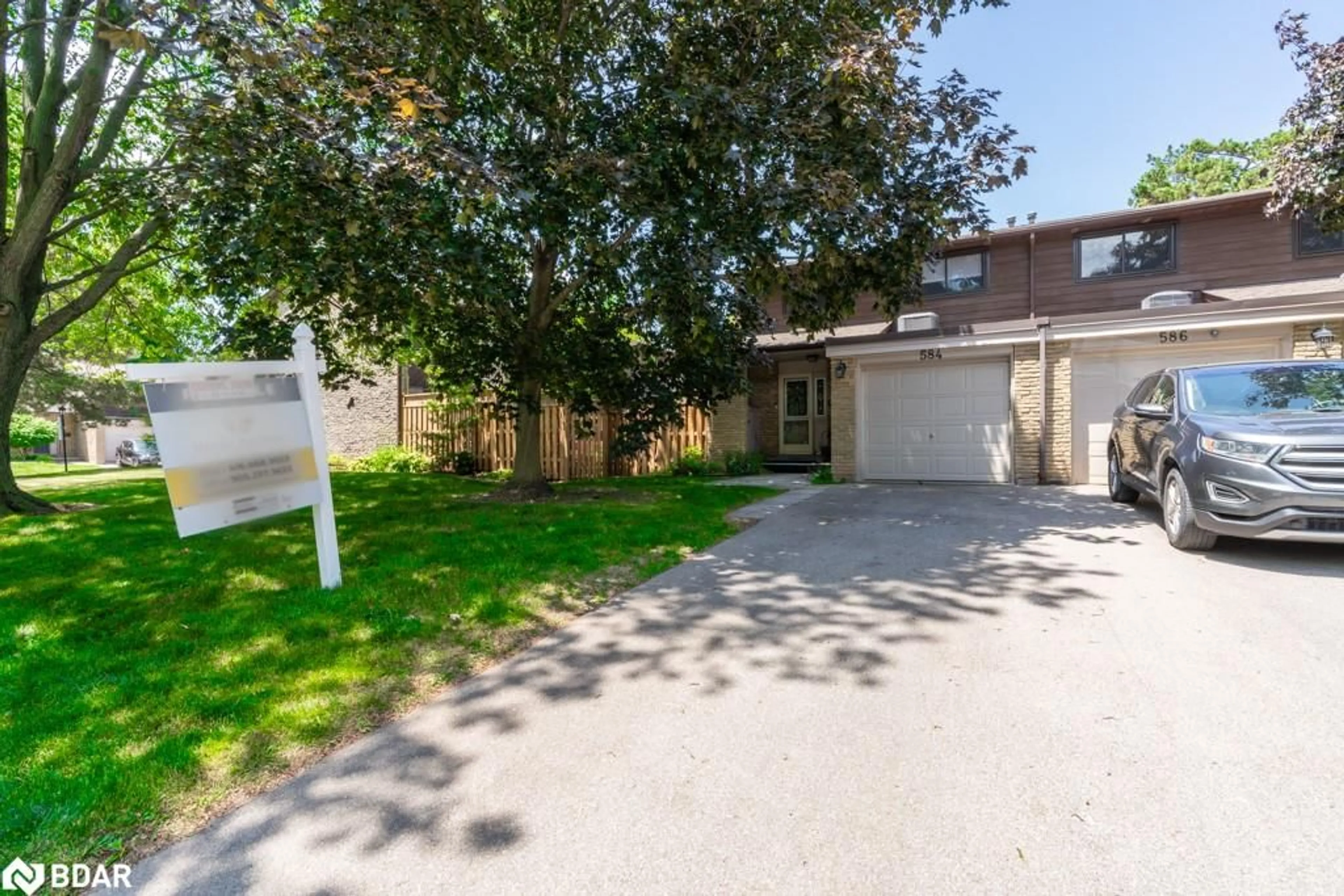 A pic from outside/outdoor area/front of a property/back of a property/a pic from drone, street for 584 Forestwood Cres, Burlington Ontario L7L 4K3