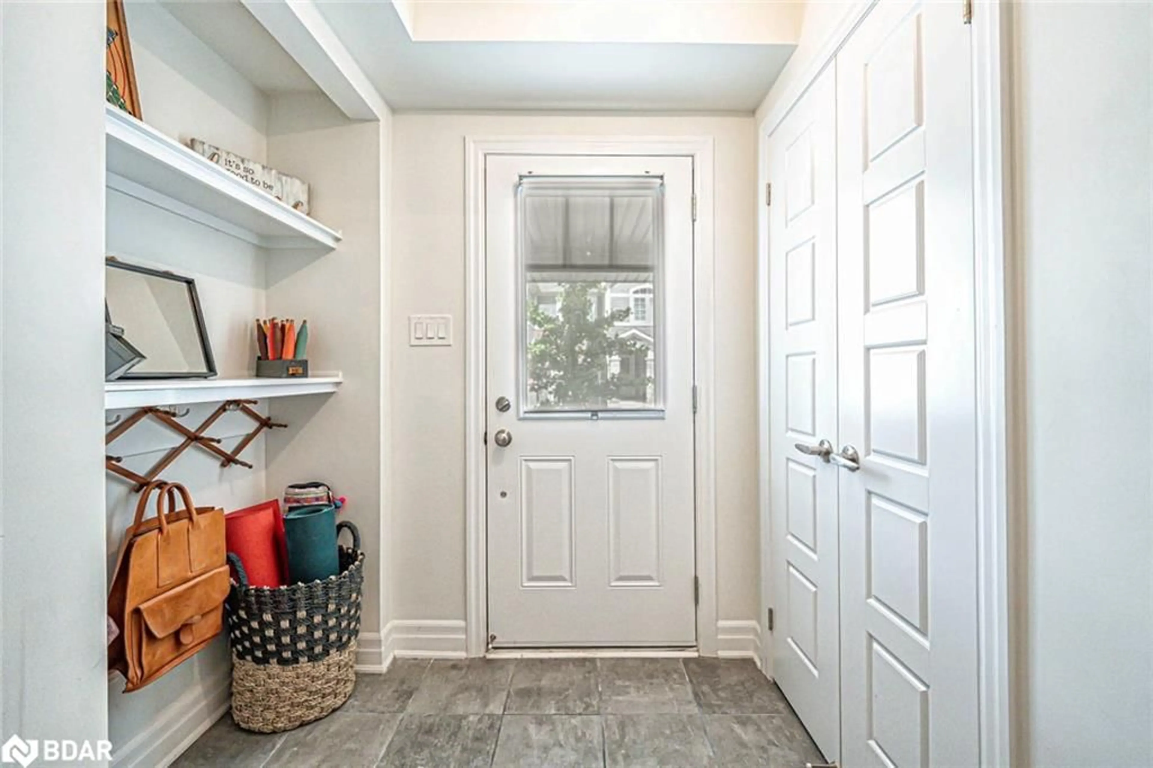 Indoor entryway for 22 Spring Creek Dr, Hamilton Ontario L8B 1V7