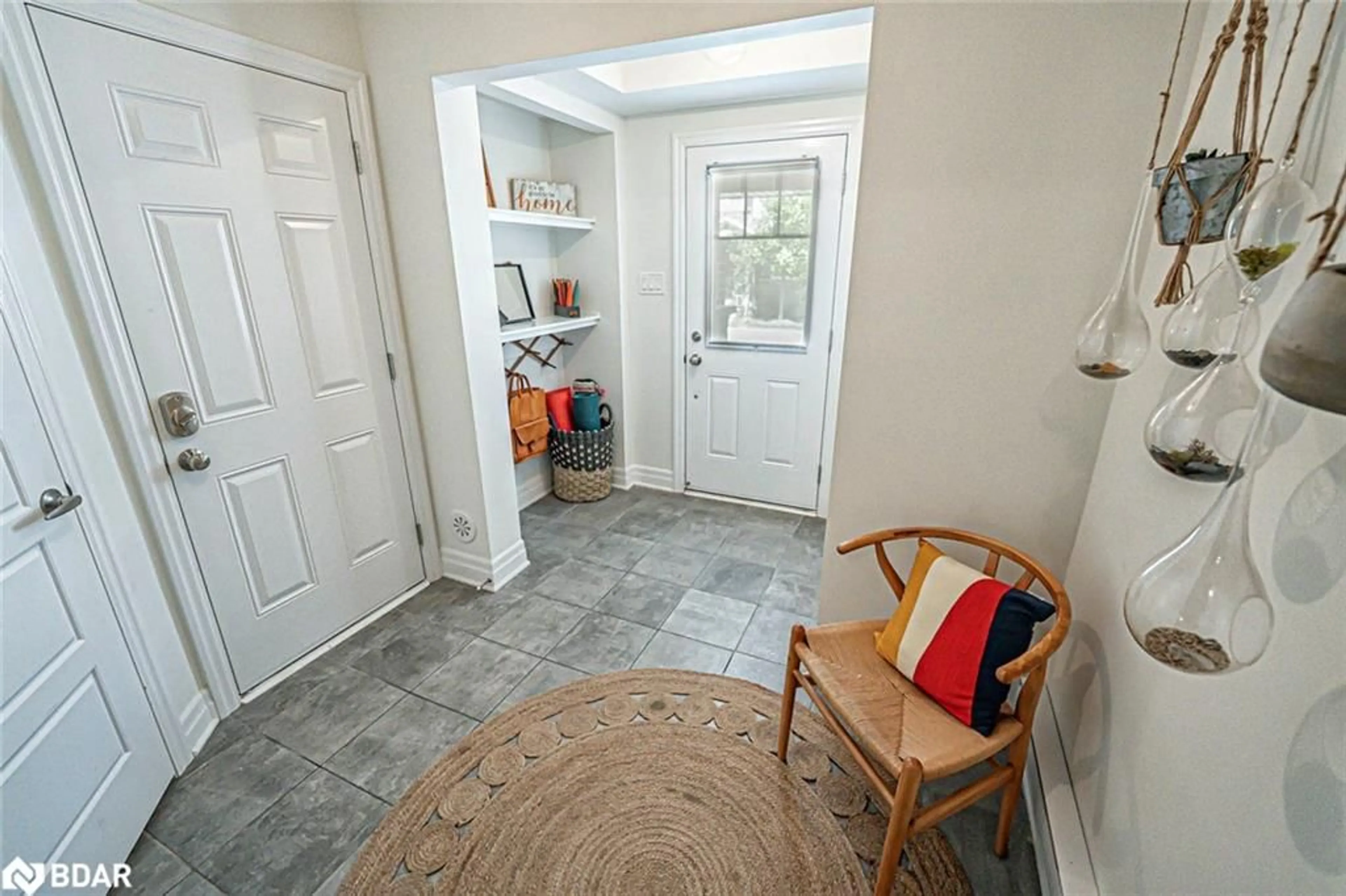 Indoor entryway for 22 Spring Creek Dr, Hamilton Ontario L8B 1V7