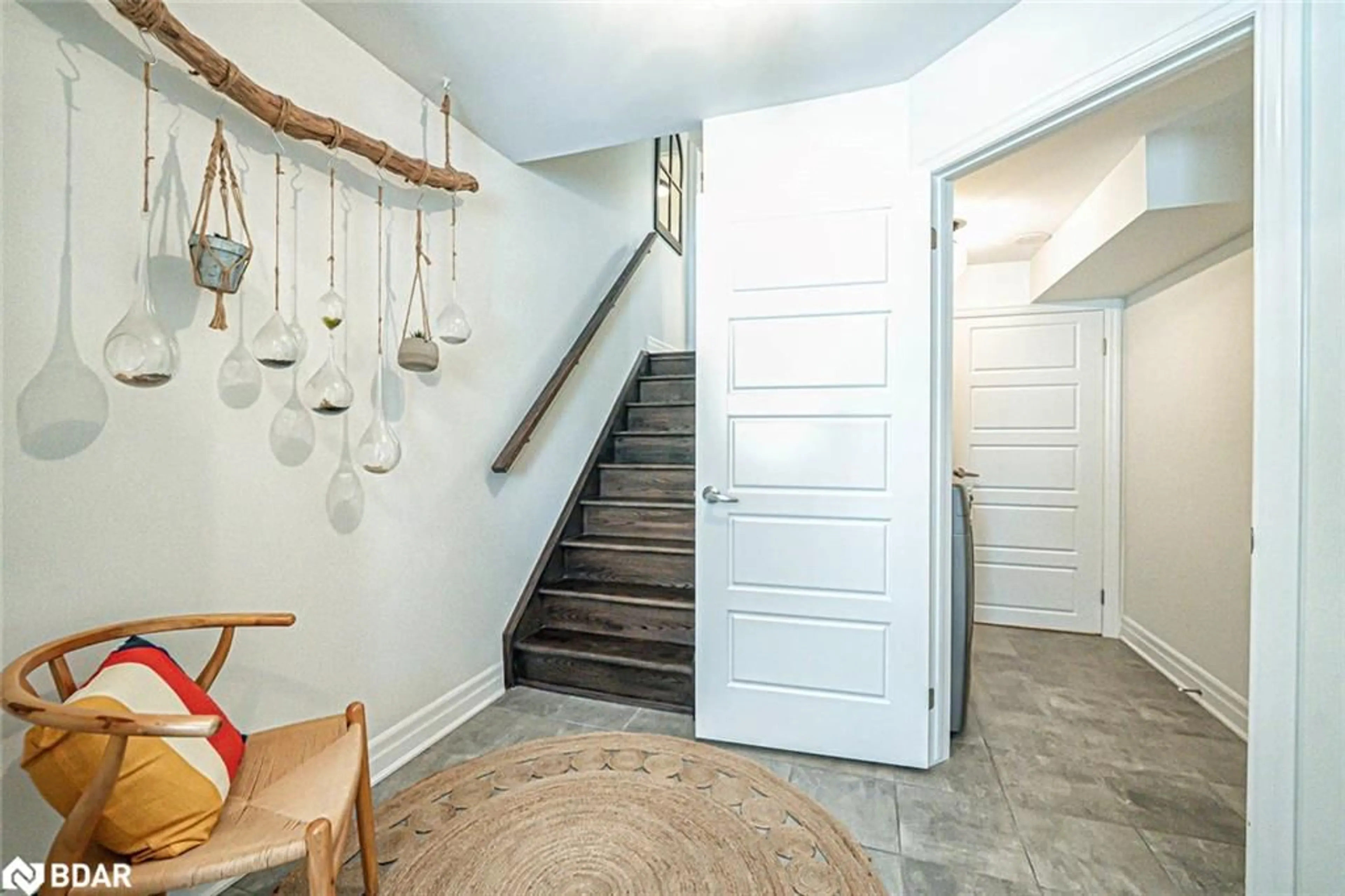 Indoor entryway for 22 Spring Creek Dr, Hamilton Ontario L8B 1V7