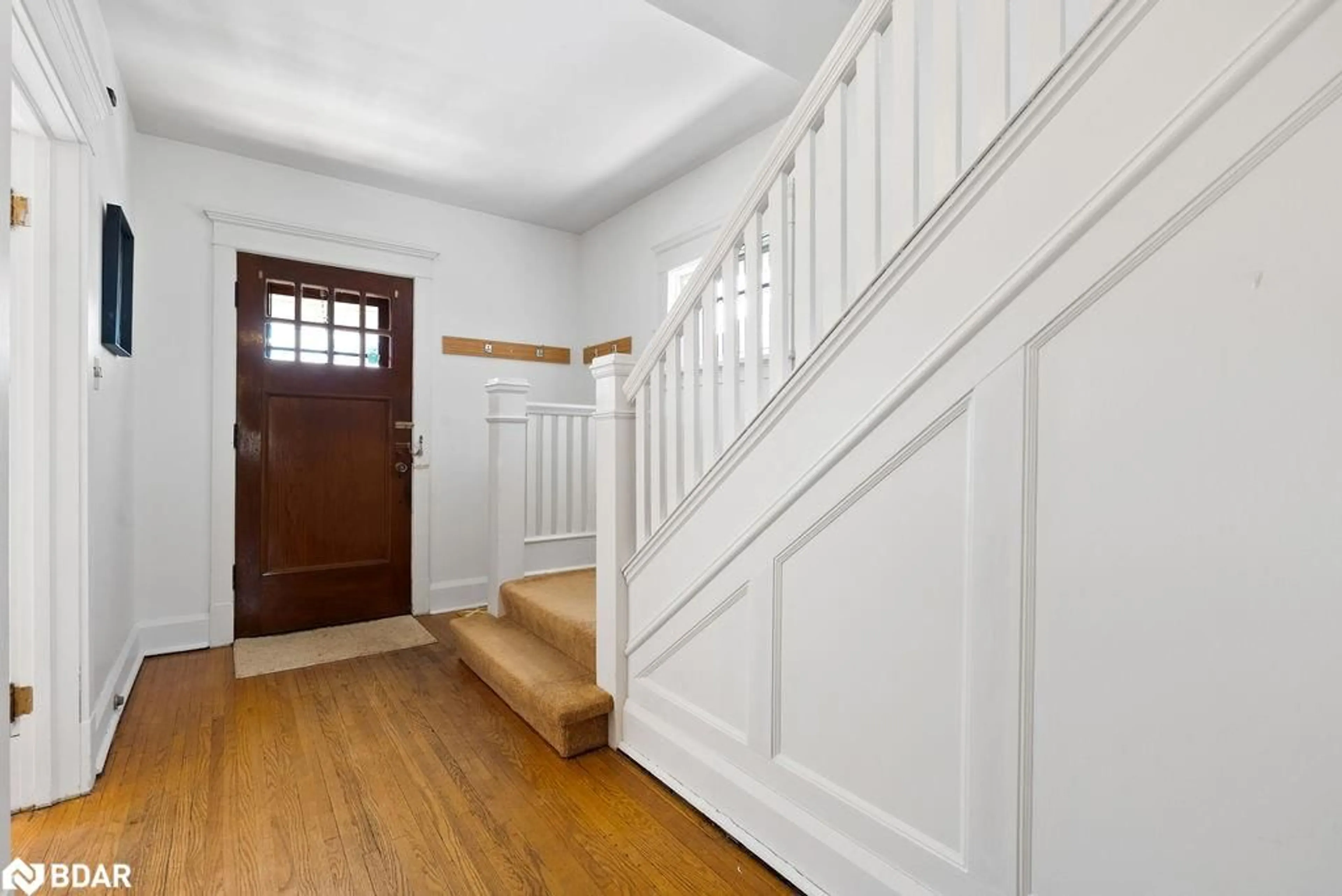 Indoor foyer for 490 George St, Peterborough Ontario K9J 3E5
