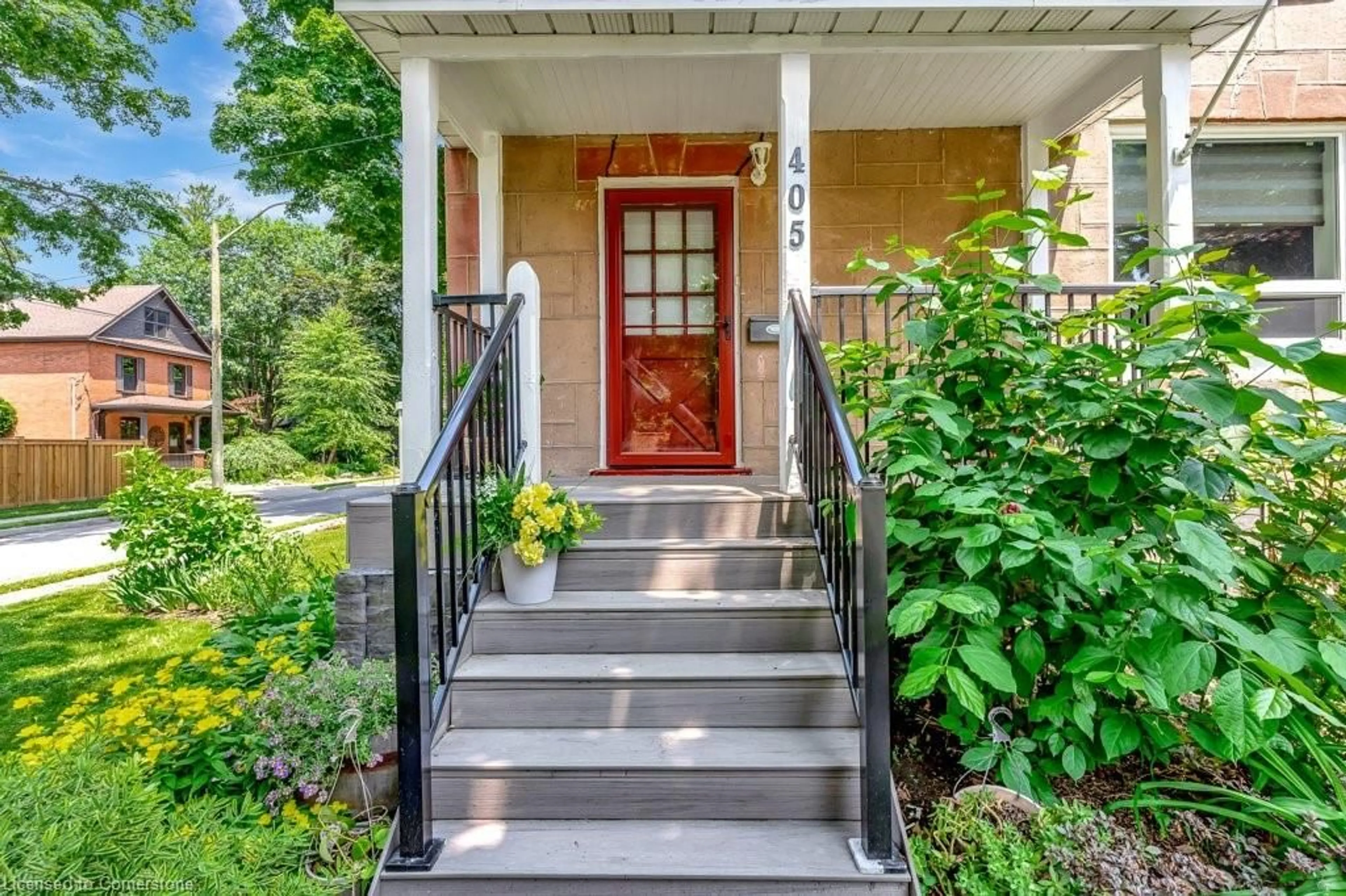 Indoor entryway for 405 Margaret St, Cambridge Ontario N3H 3X6