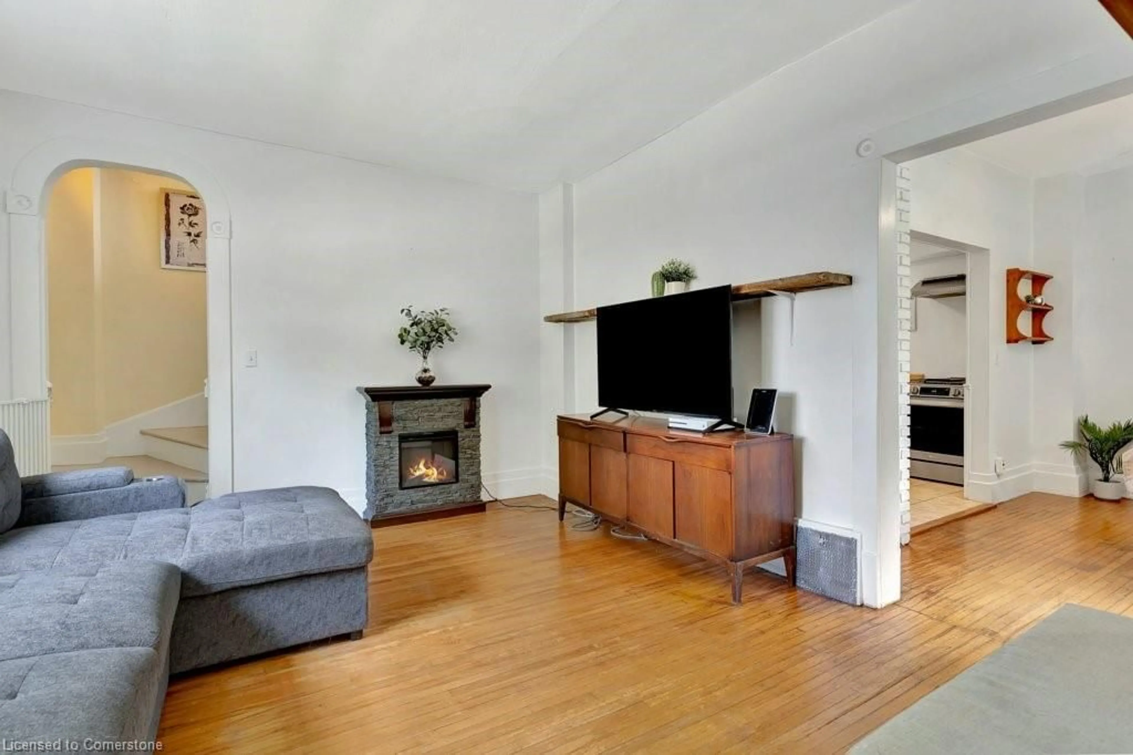 Living room with furniture, wood/laminate floor for 405 Margaret St, Cambridge Ontario N3H 3X6