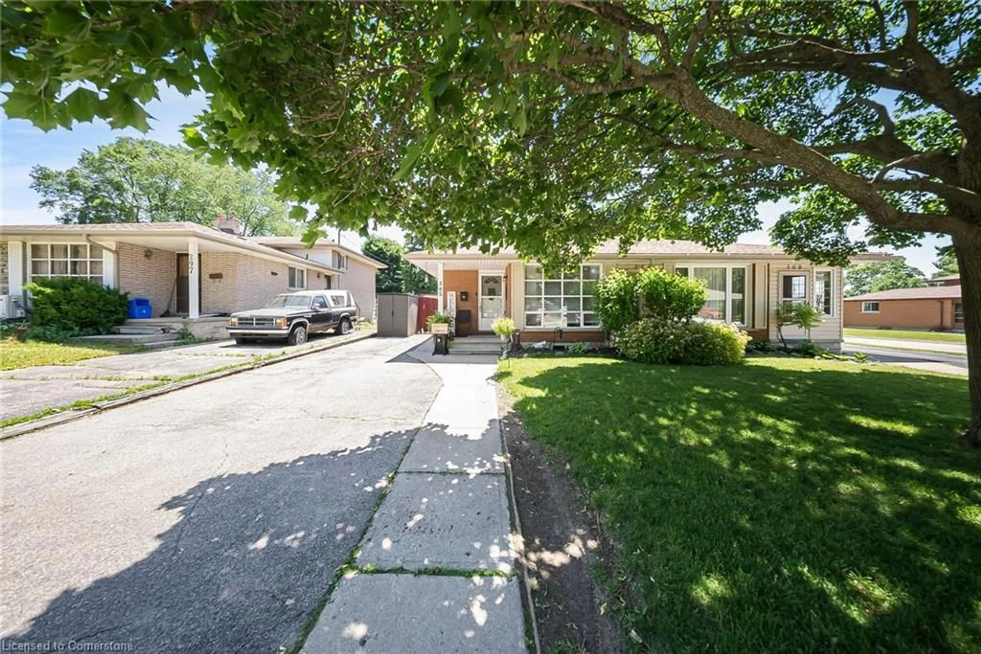 A pic from outside/outdoor area/front of a property/back of a property/a pic from drone, street for 305 Hillcrest Rd, Cambridge Ontario N3H 1B3
