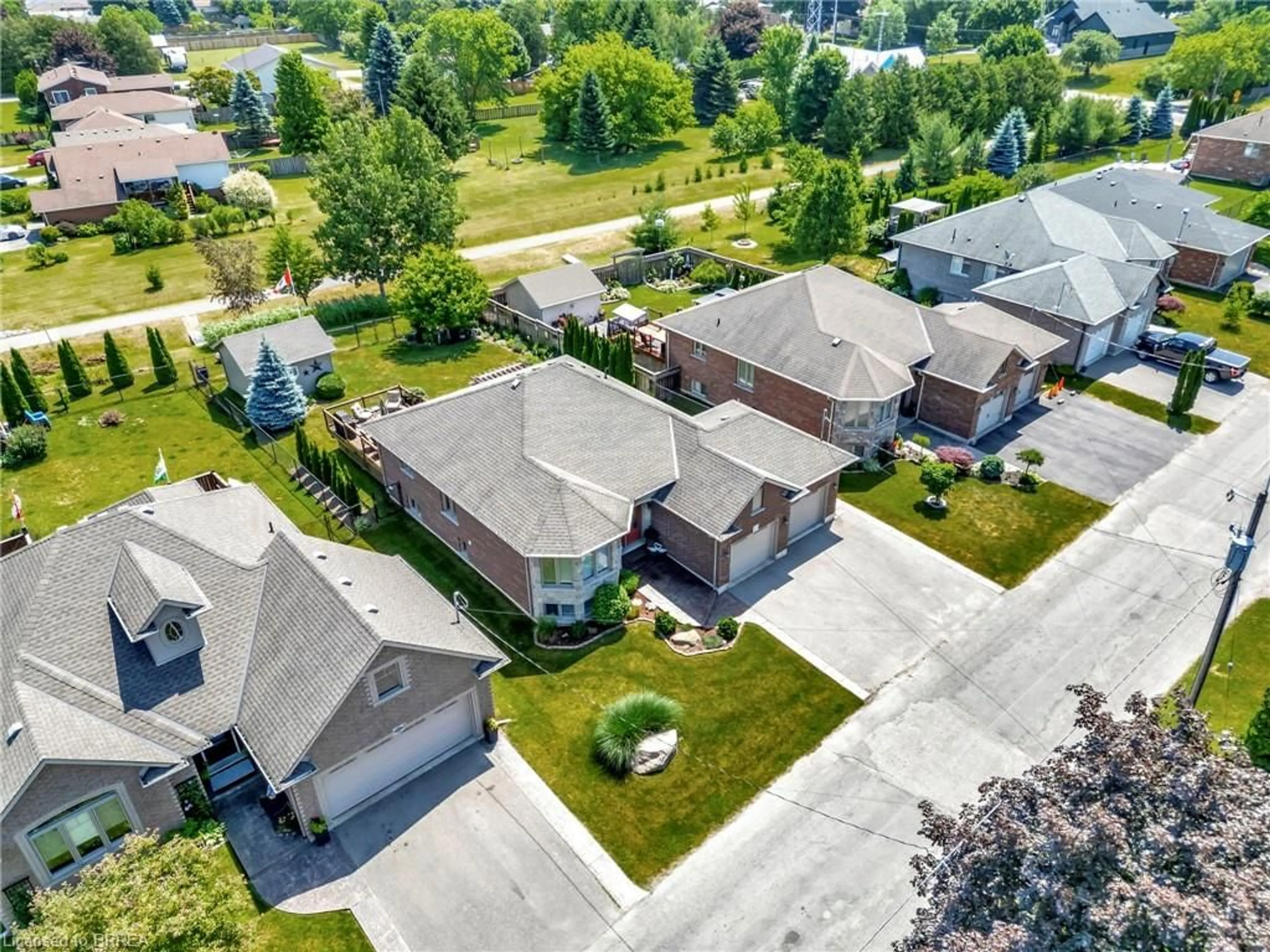 A pic from outside/outdoor area/front of a property/back of a property/a pic from drone, street for 14 Robinson Rd, Waterford Ontario N0E 1Y0