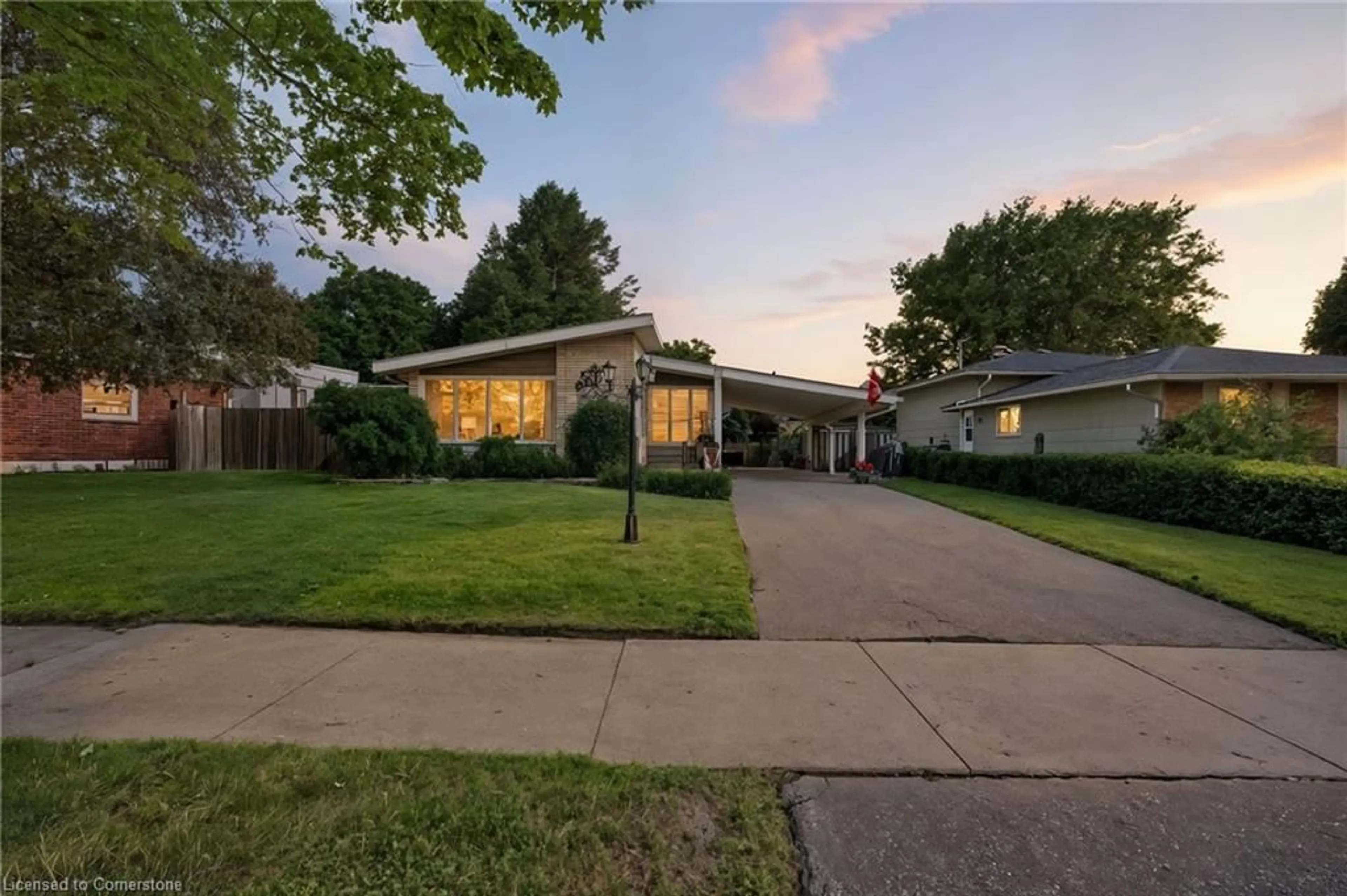 A pic from outside/outdoor area/front of a property/back of a property/a pic from drone, street for 364 Boxbury Dr, Waterloo Ontario N2K 1W2