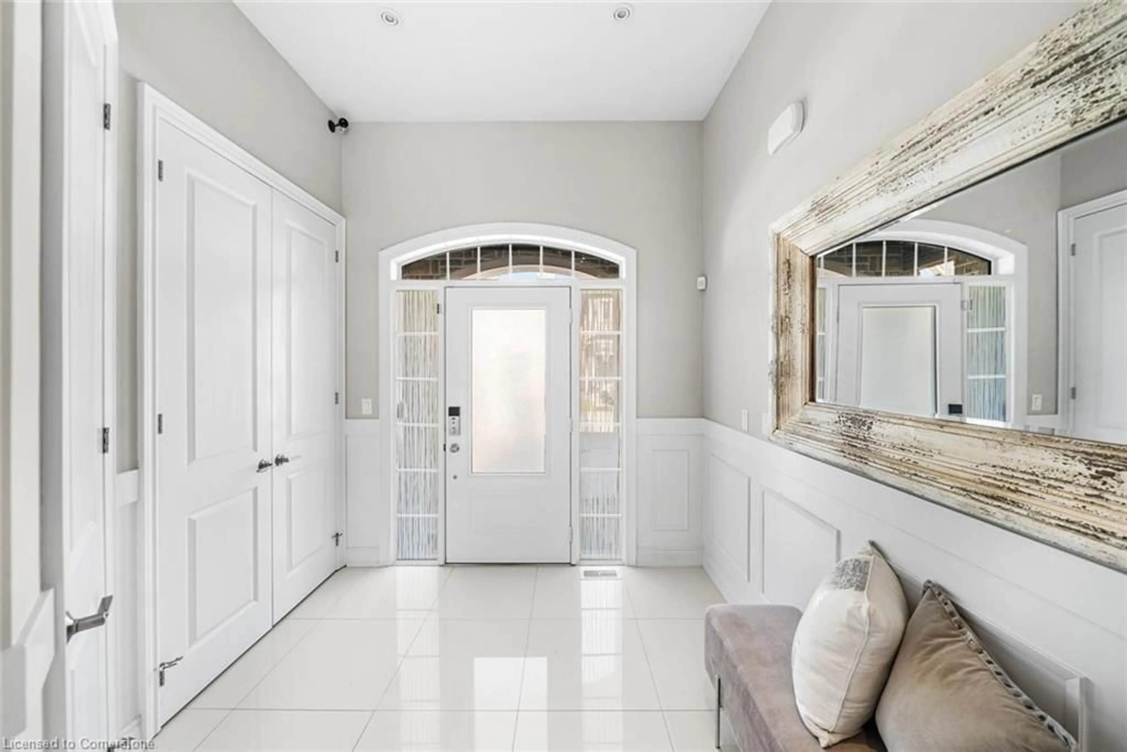 Indoor entryway for 114 Waterview Common, Oakville Ontario L6L 0E7
