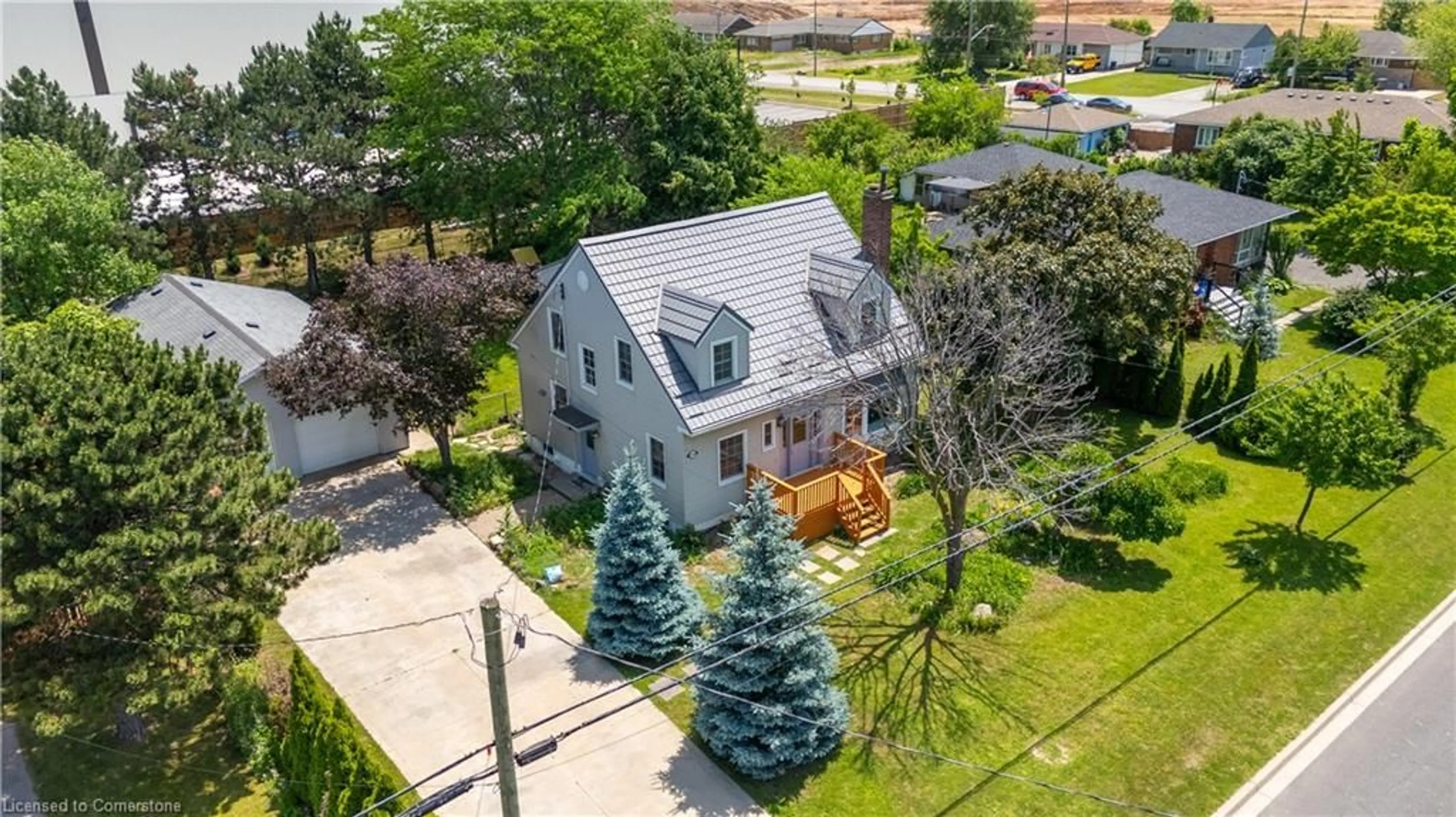 A pic from outside/outdoor area/front of a property/back of a property/a pic from drone, street for 324 Mcneilly Rd, Stoney Creek Ontario L8E 5H4