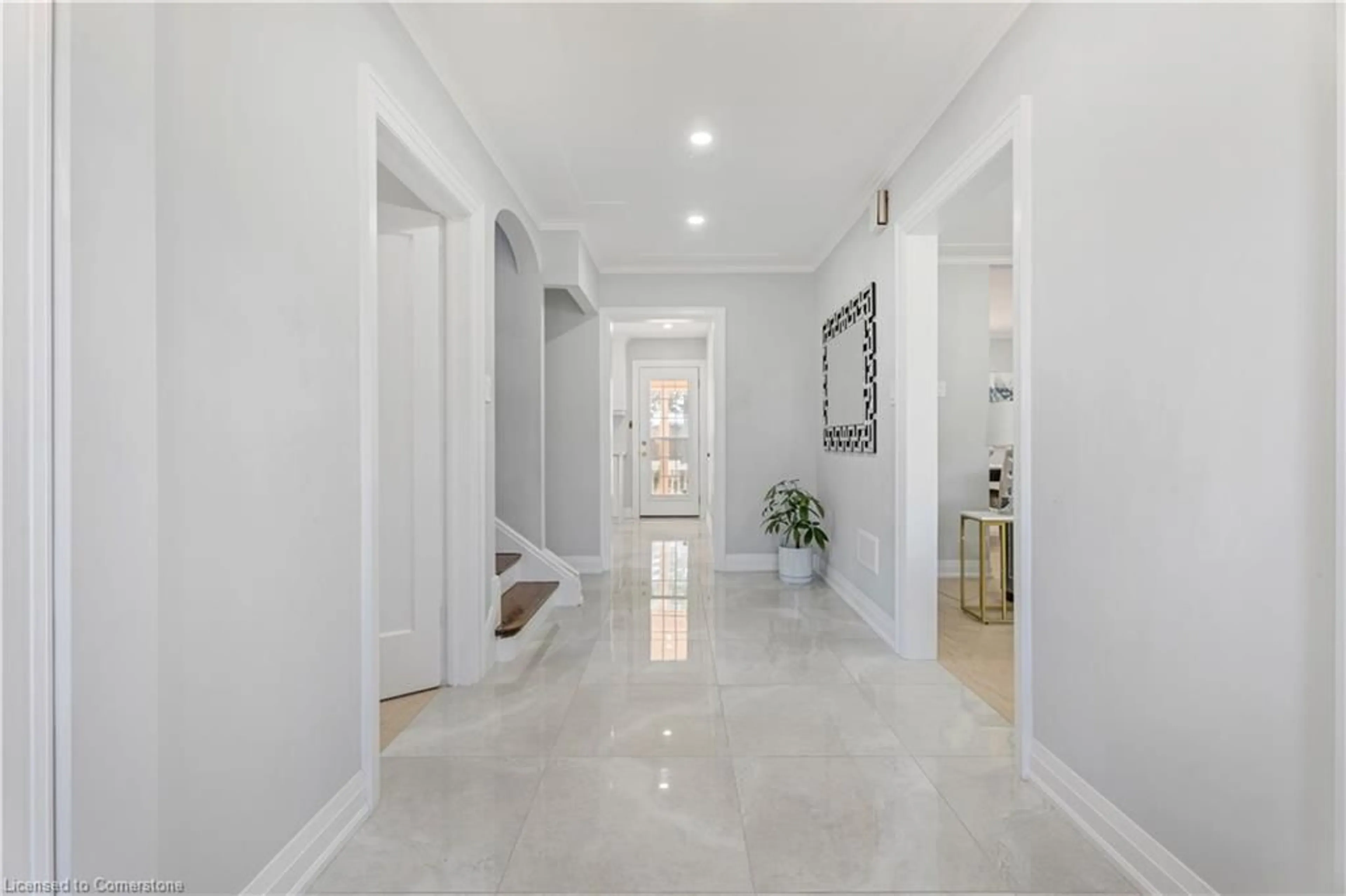 Indoor entryway for 324 Mcneilly Rd, Stoney Creek Ontario L8E 5H4