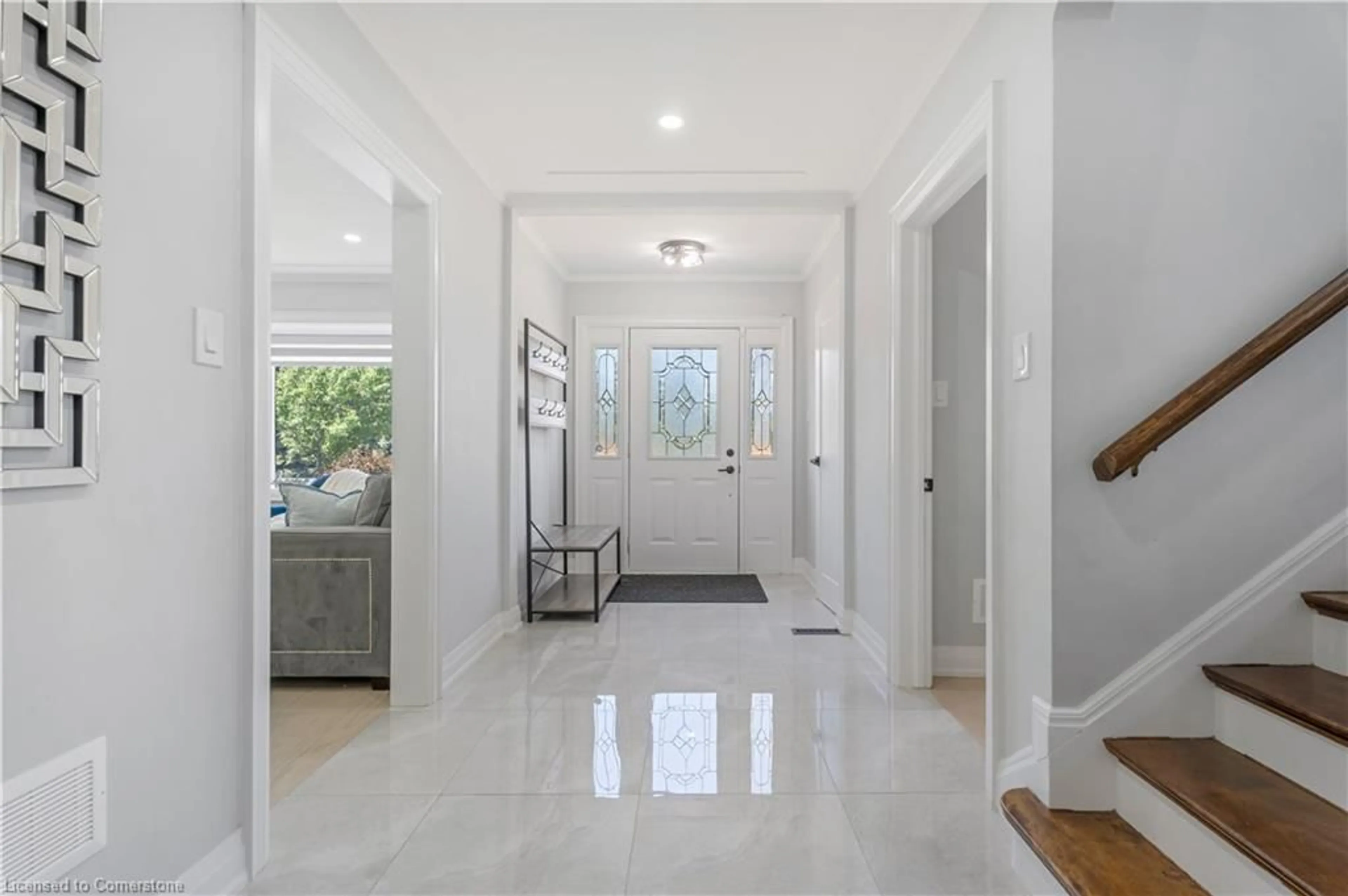 Indoor entryway for 324 Mcneilly Rd, Stoney Creek Ontario L8E 5H4
