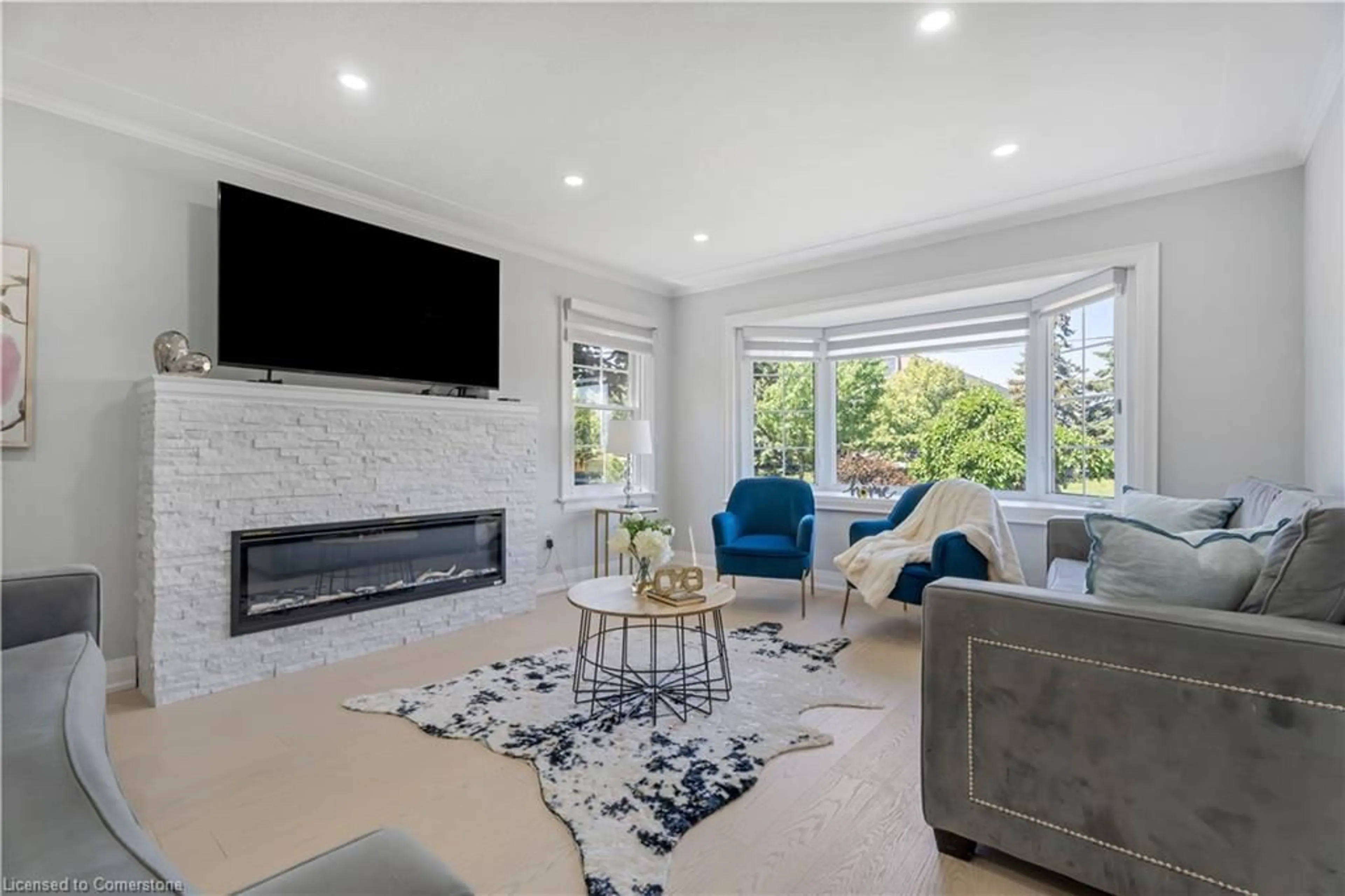 Living room with furniture, unknown for 324 Mcneilly Rd, Stoney Creek Ontario L8E 5H4