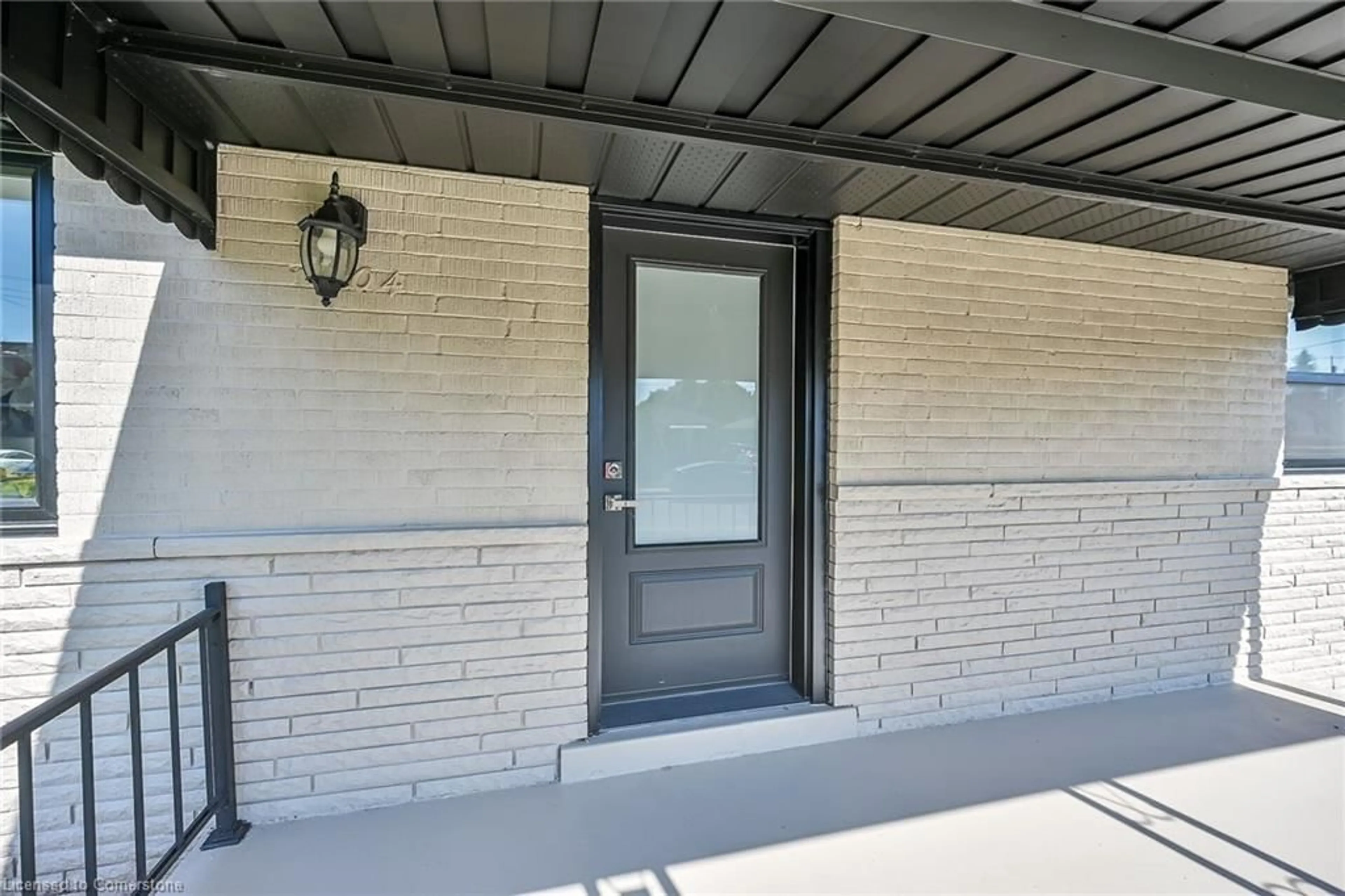 Indoor entryway for 304 East 33rd St, Hamilton Ontario L8V 3T8