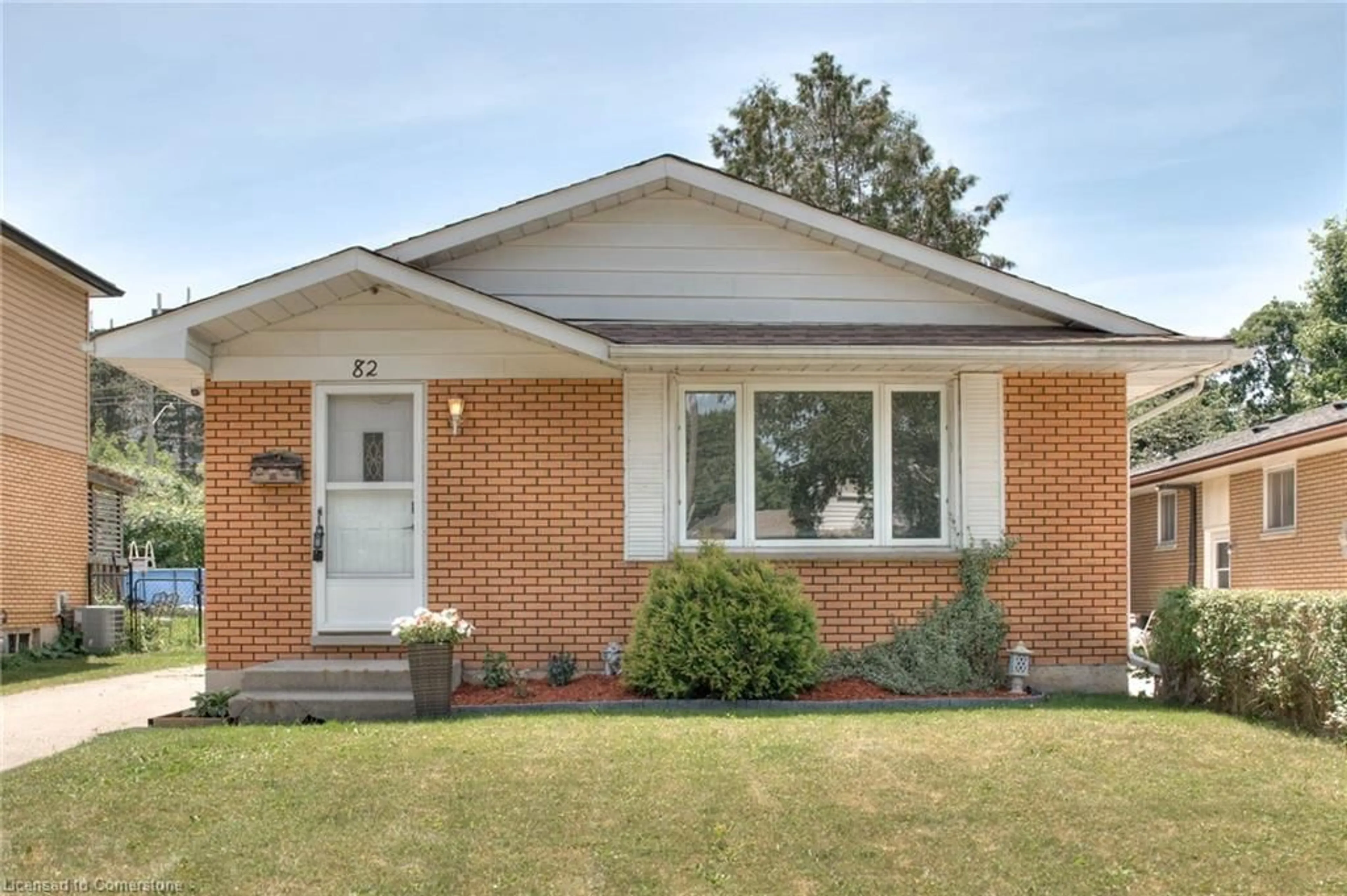 Home with brick exterior material, street for 82 Arrowhead Cres, Kitchener Ontario N2P 1B9
