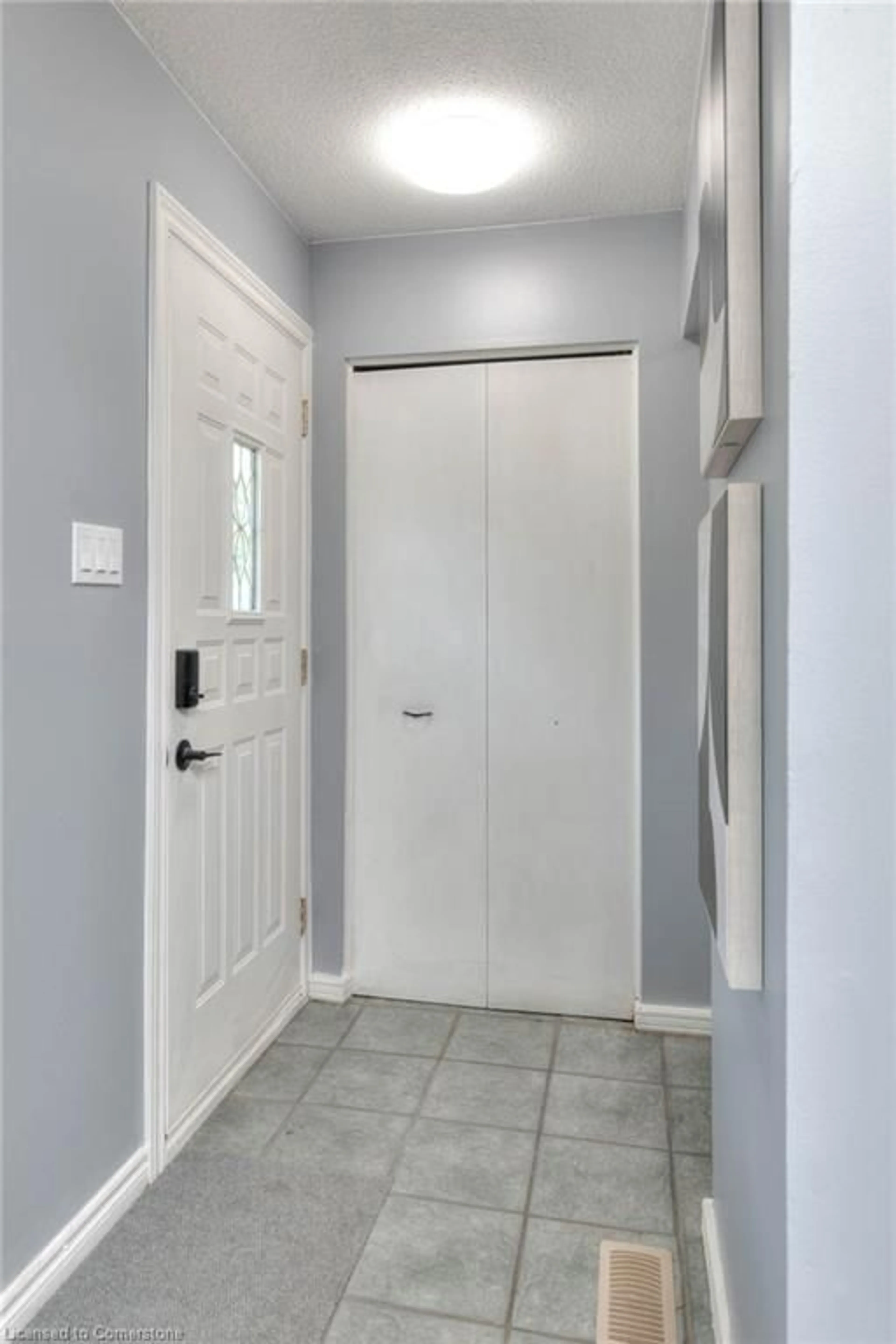 Indoor entryway for 82 Arrowhead Cres, Kitchener Ontario N2P 1B9