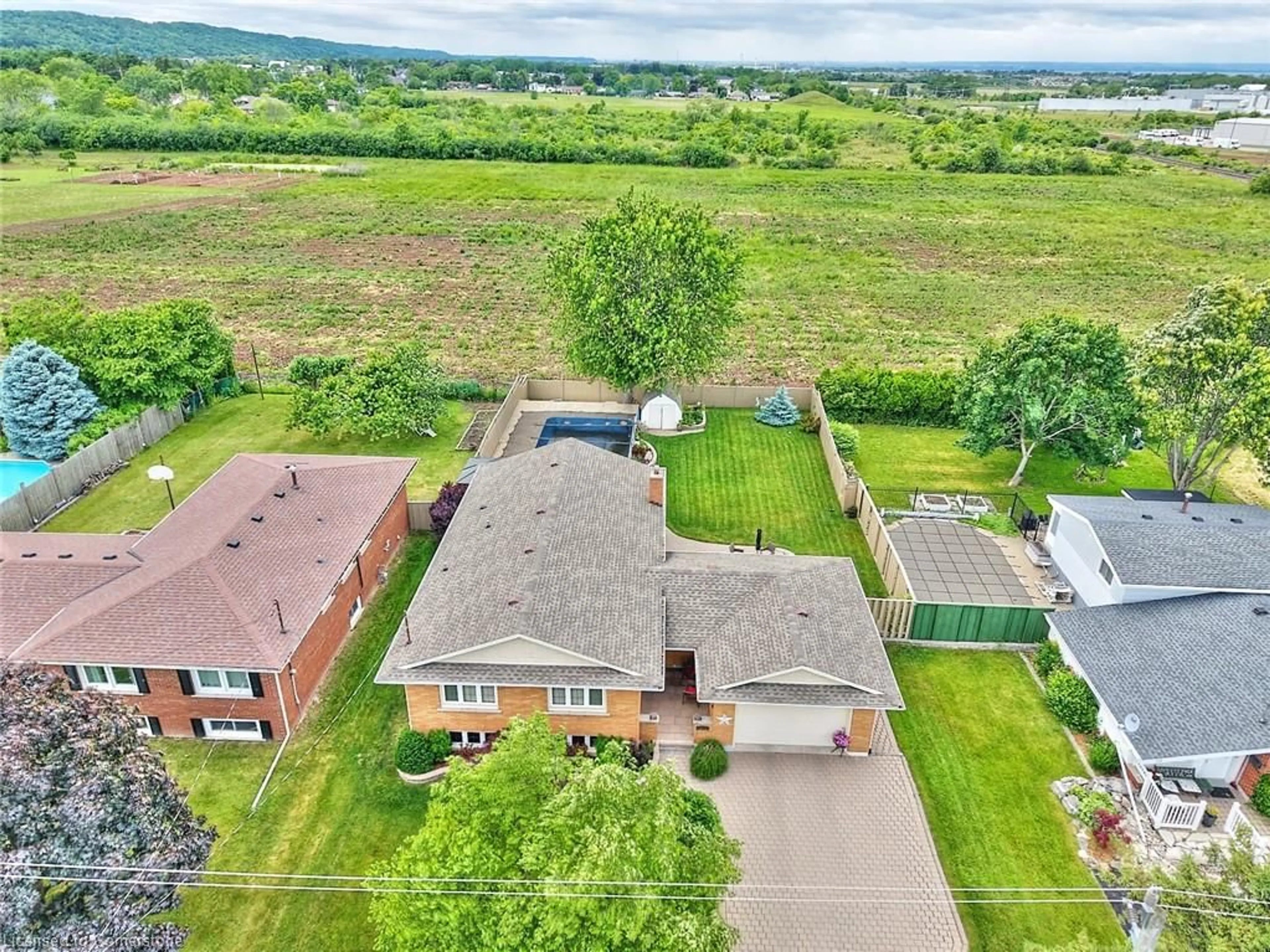A pic from outside/outdoor area/front of a property/back of a property/a pic from drone, unknown for 17 Oakes Rd, Grimsby Ontario L3M 4A9