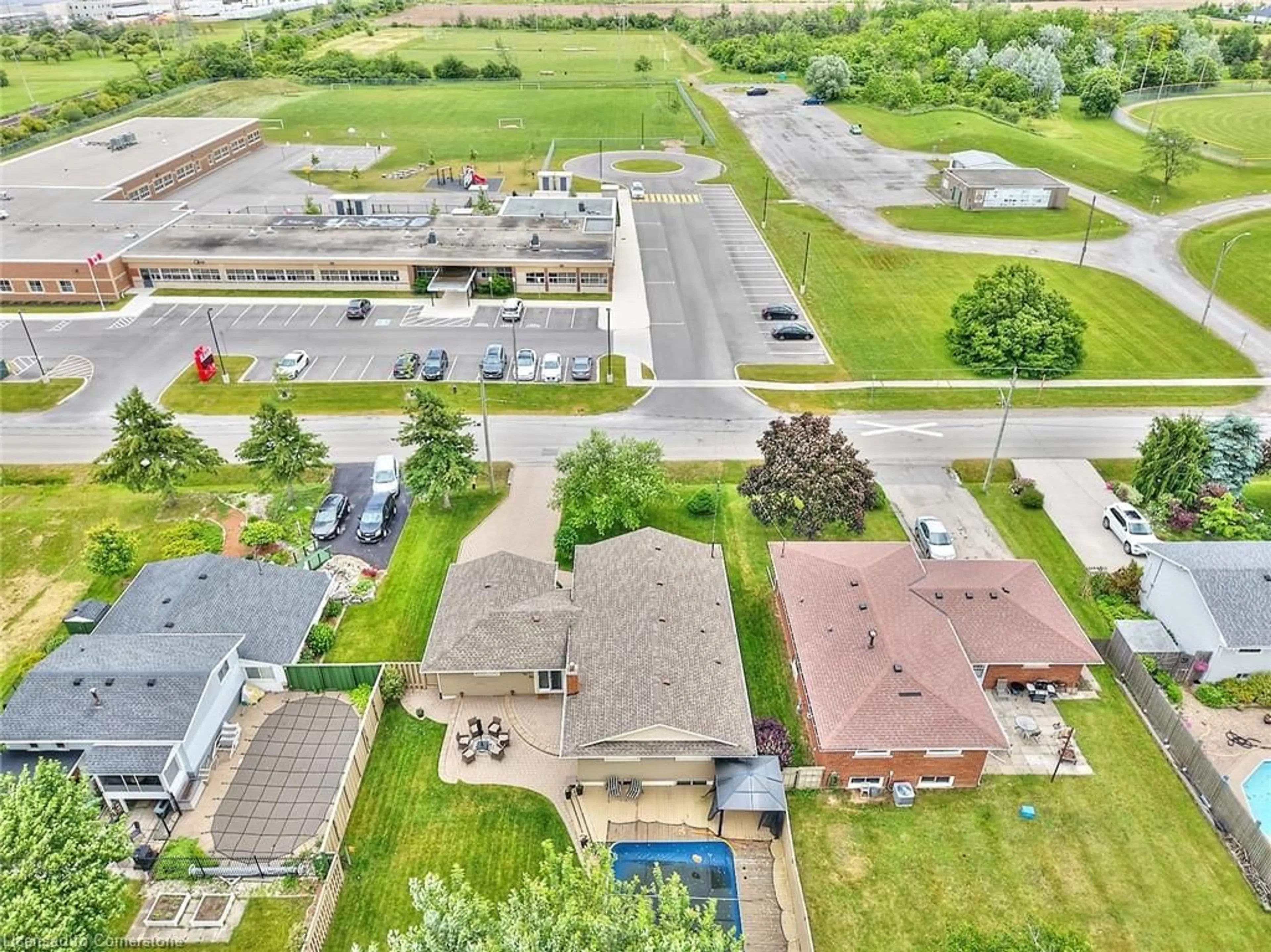 A pic from outside/outdoor area/front of a property/back of a property/a pic from drone, street for 17 Oakes Rd, Grimsby Ontario L3M 4A9