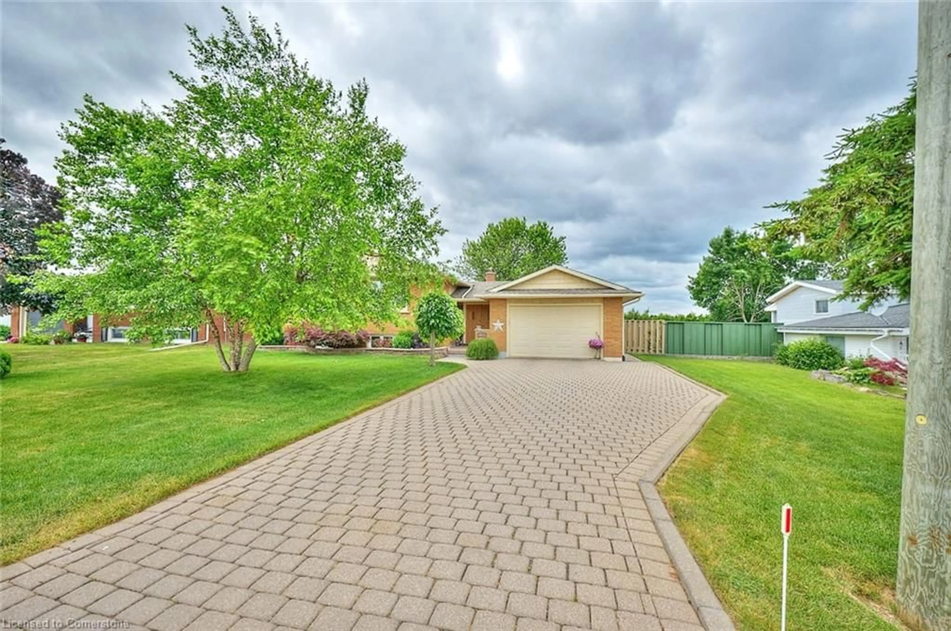 A pic from outside/outdoor area/front of a property/back of a property/a pic from drone, street for 17 Oakes Rd, Grimsby Ontario L3M 4A9