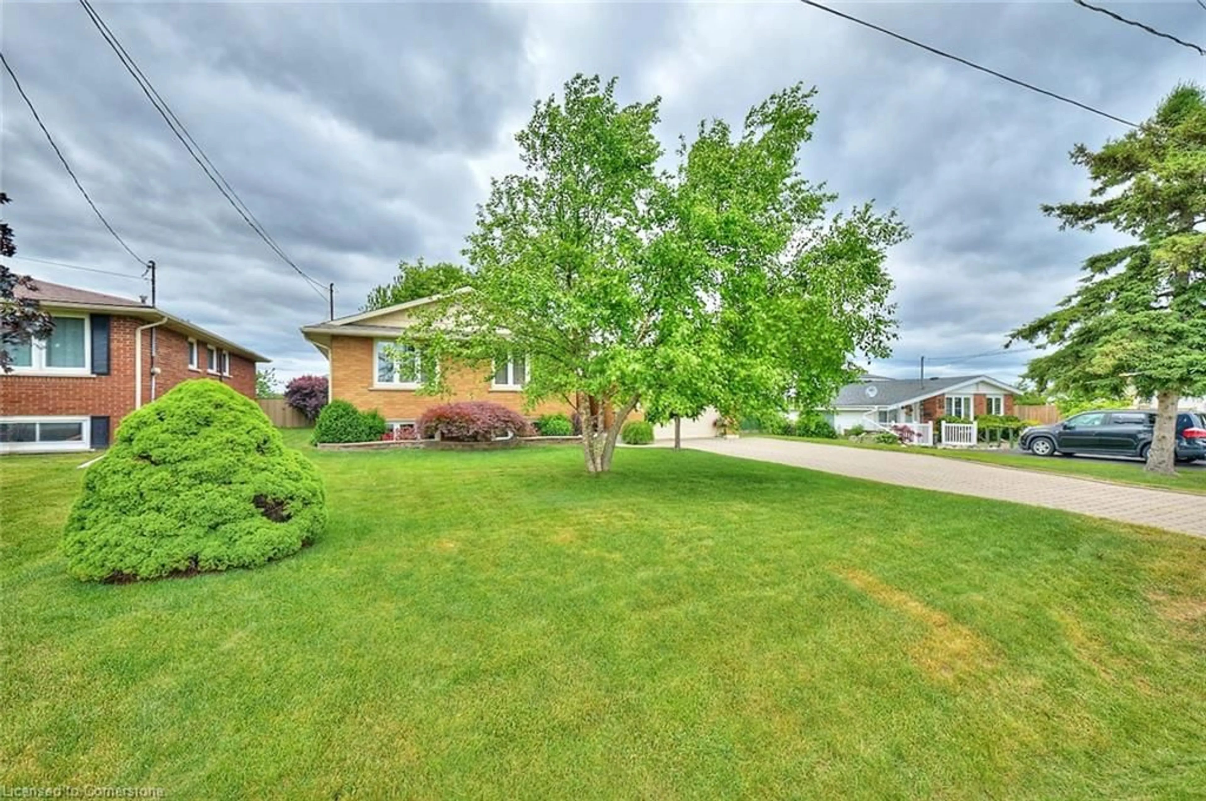 A pic from outside/outdoor area/front of a property/back of a property/a pic from drone, street for 17 Oakes Rd, Grimsby Ontario L3M 4A9