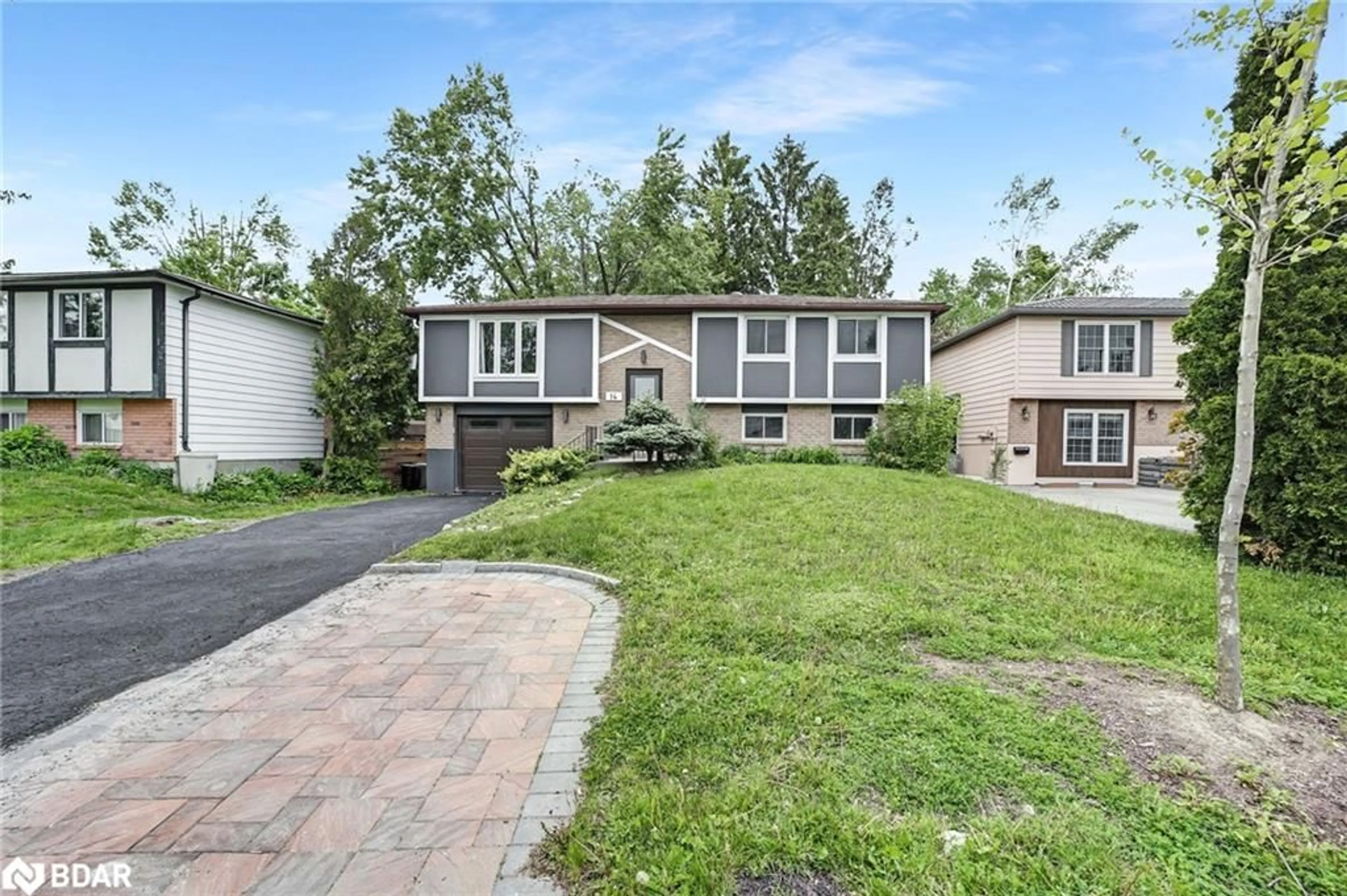 Home with vinyl exterior material, street for 14 Chippawa Crt, Barrie Ontario L4M 5N8