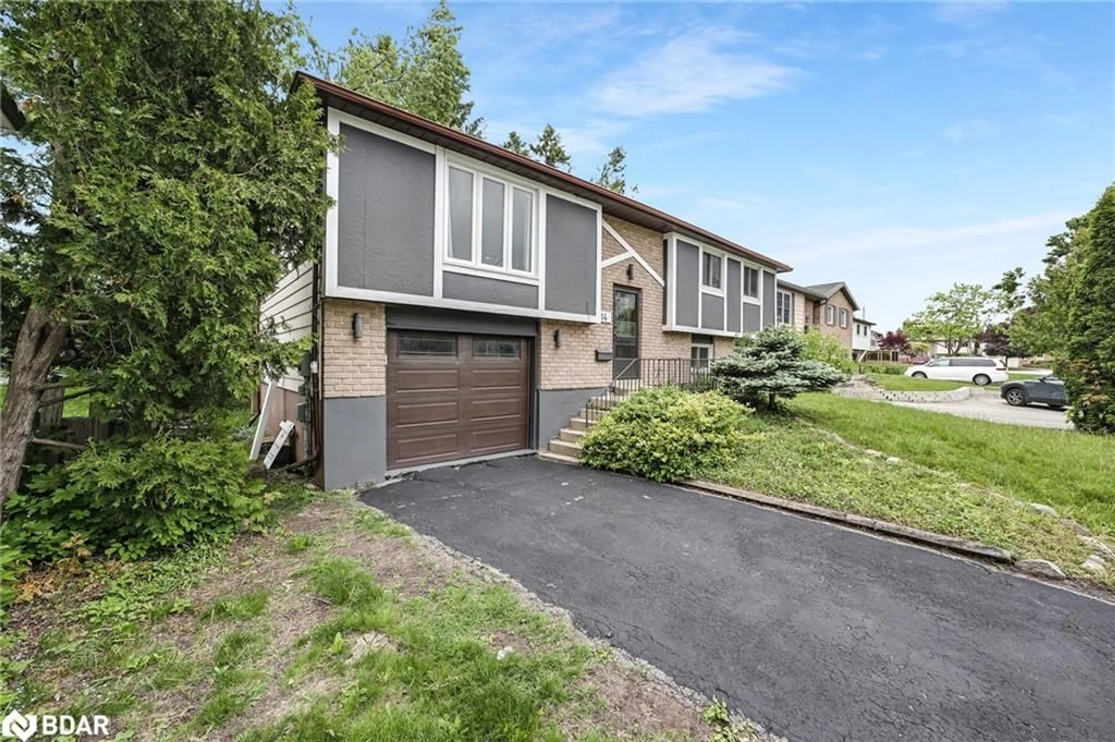 Home with vinyl exterior material, street for 14 Chippawa Crt, Barrie Ontario L4M 5N8