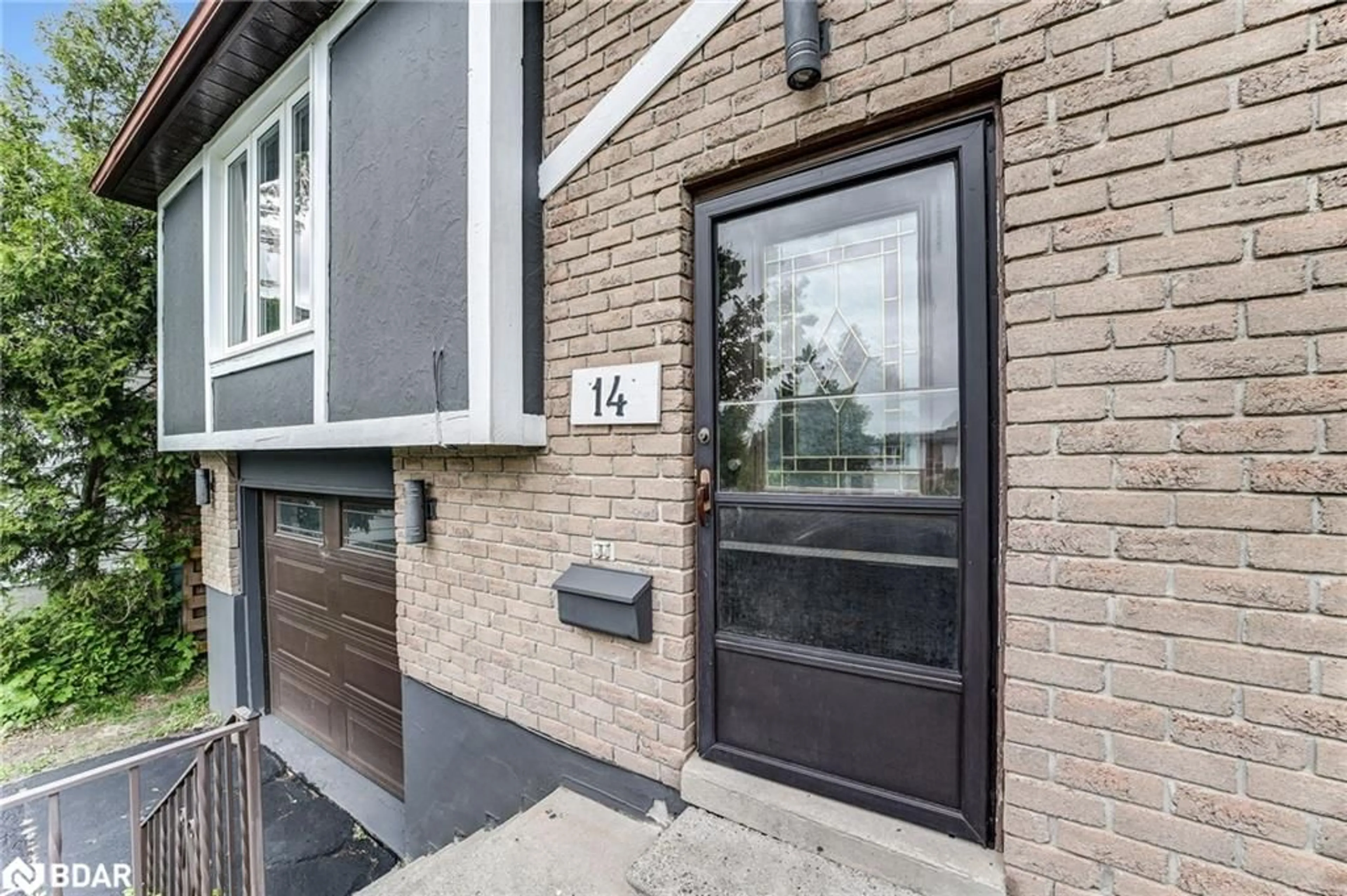Home with brick exterior material, street for 14 Chippawa Crt, Barrie Ontario L4M 5N8