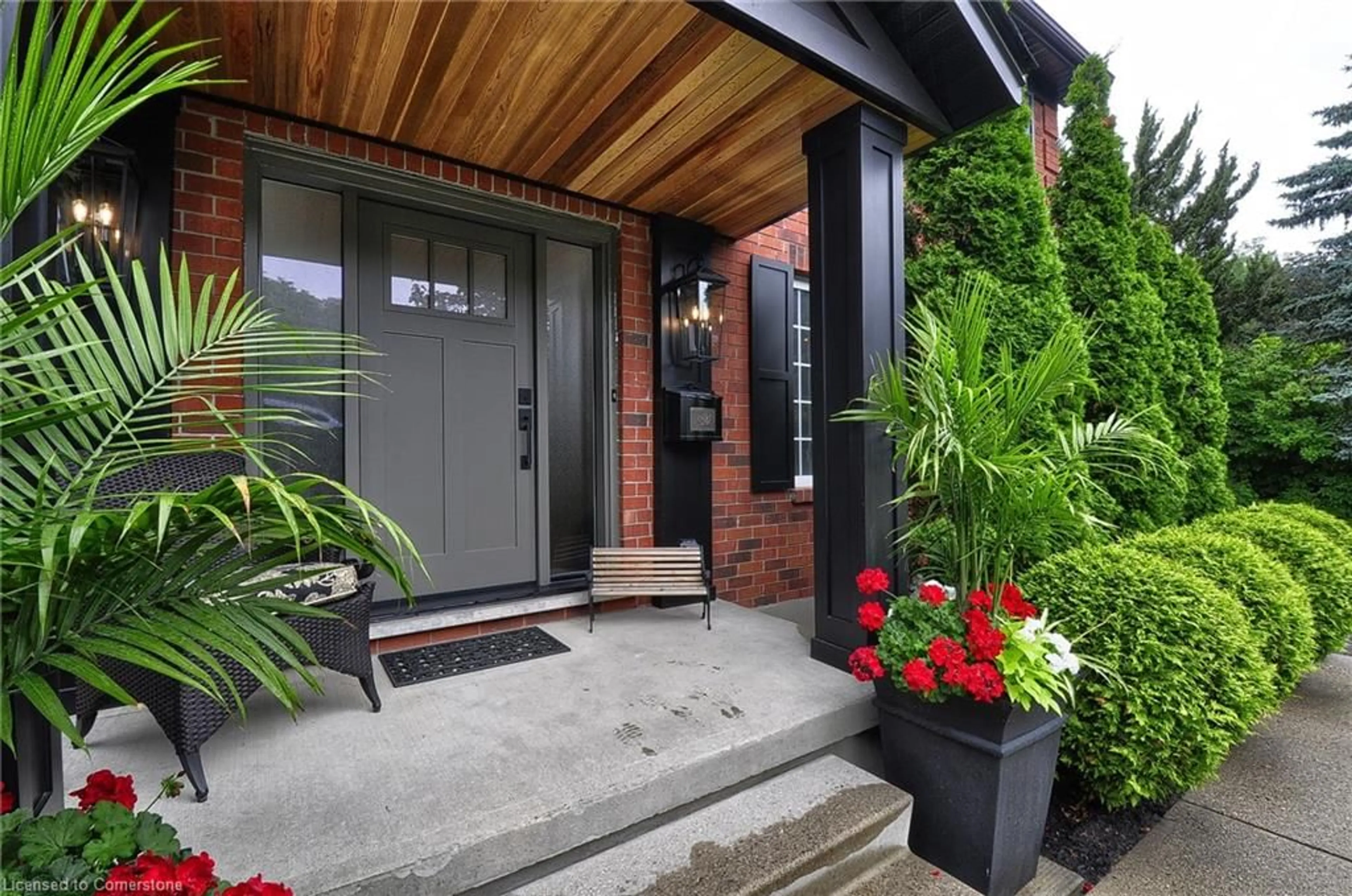 Indoor entryway for 481 Mill Park Dr, Kitchener Ontario N2P 2L4