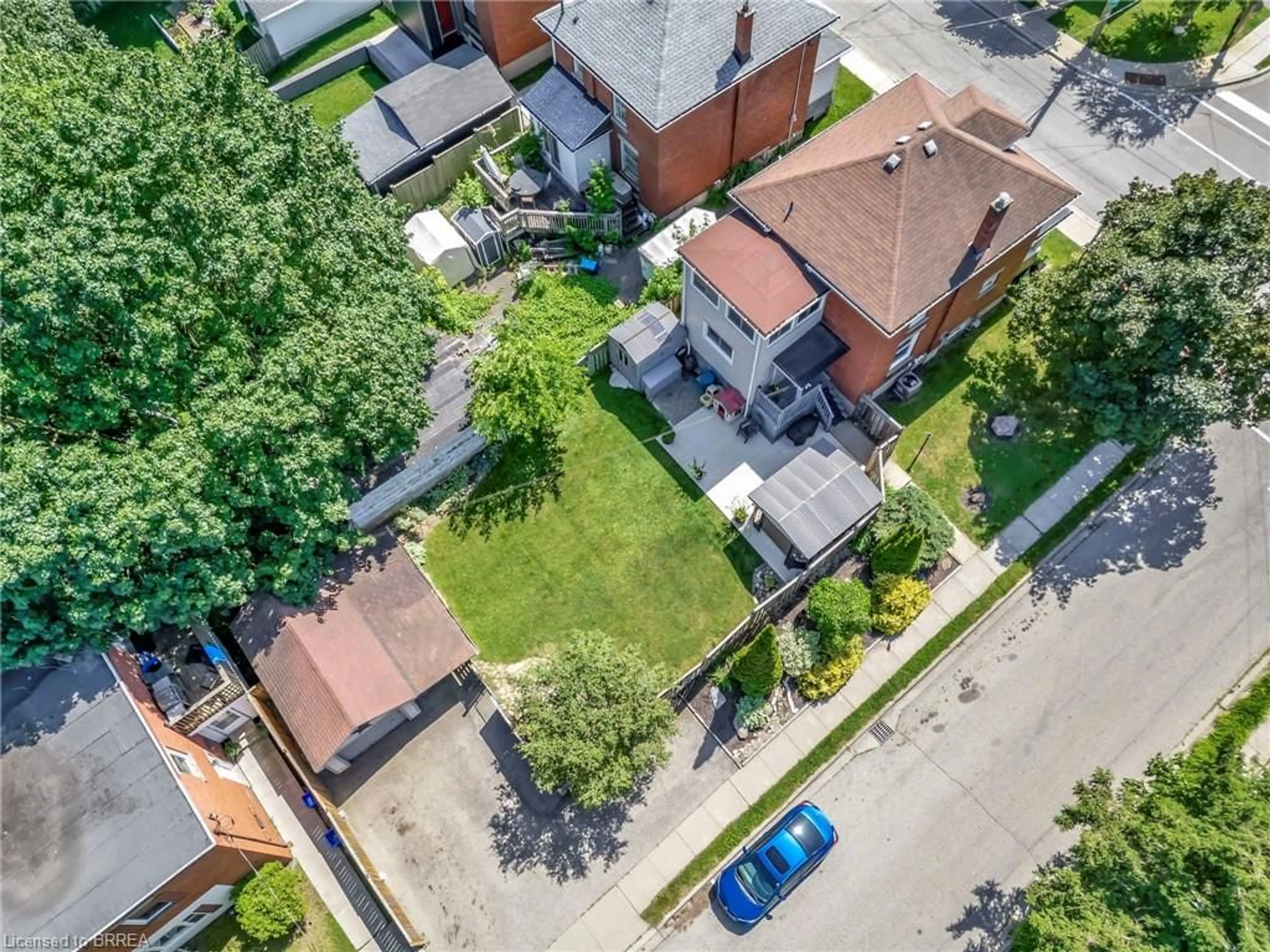 A pic from outside/outdoor area/front of a property/back of a property/a pic from drone, street for 93 Glenmorris St, Cambridge Ontario N1S 2Y8