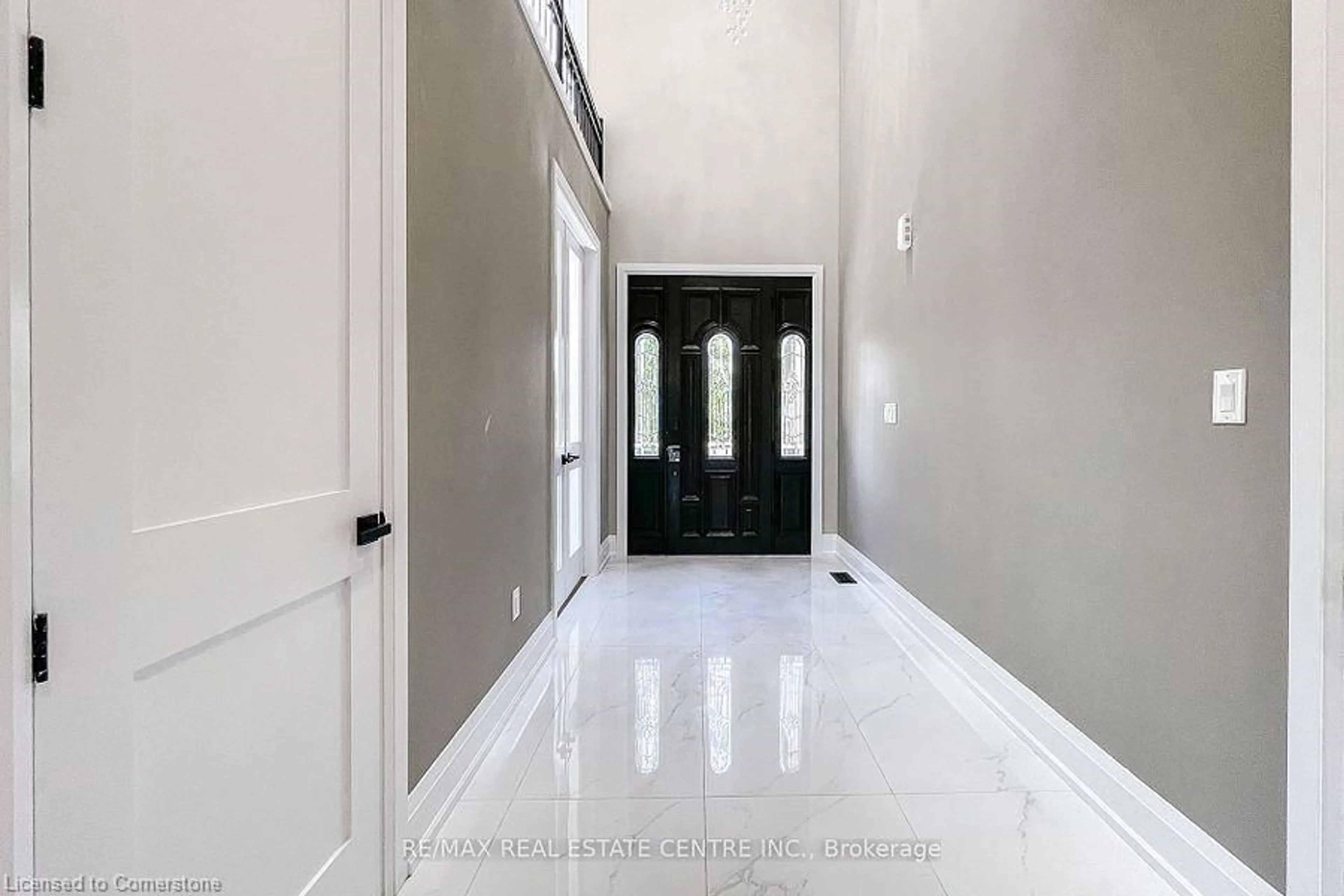 Indoor foyer for 653 Mohawk Rd, Ancaster Ontario L9G 2X1